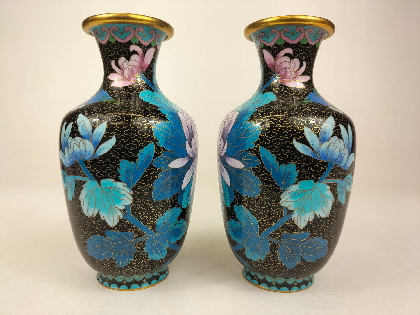 Cặp bình cloisonne Trung Quốc được trang trí bằng bướm và hoa // thế kỷ 20