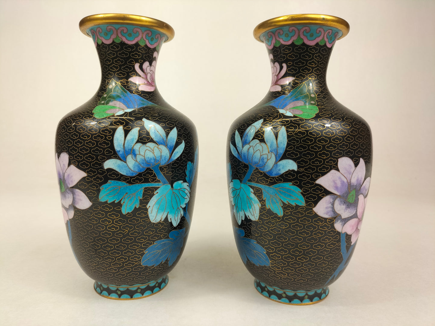 Par de vasos cloisonne chineses decorados com borboletas e flores // século XX