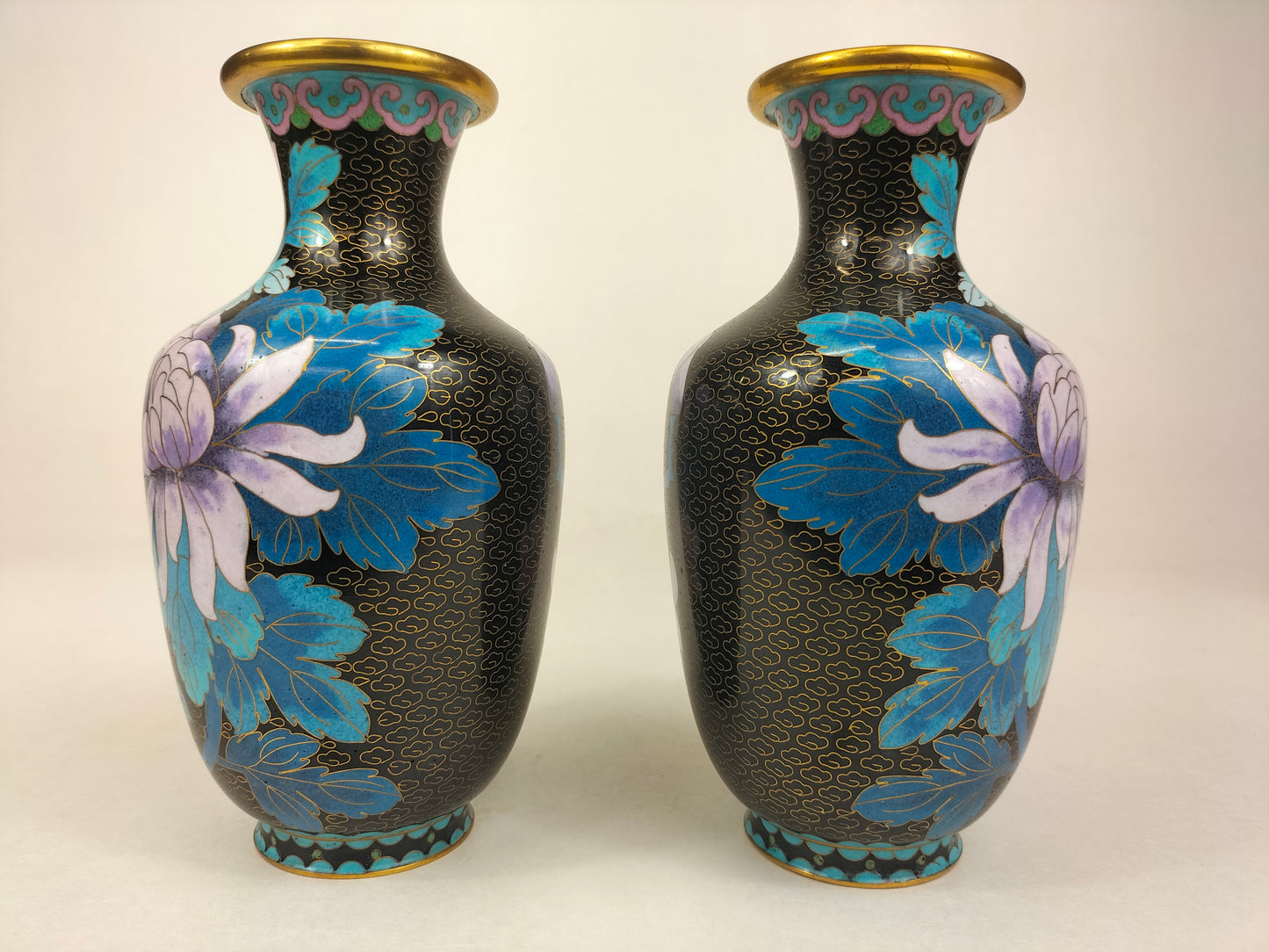Par de vasos cloisonne chineses decorados com borboletas e flores // século XX
