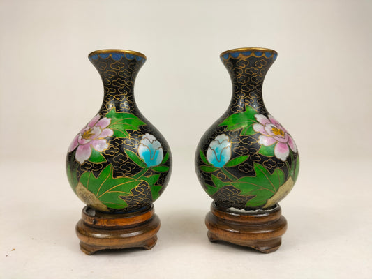 Par de vasos chineses de garrafa cloisonne decorados com flores // século XX