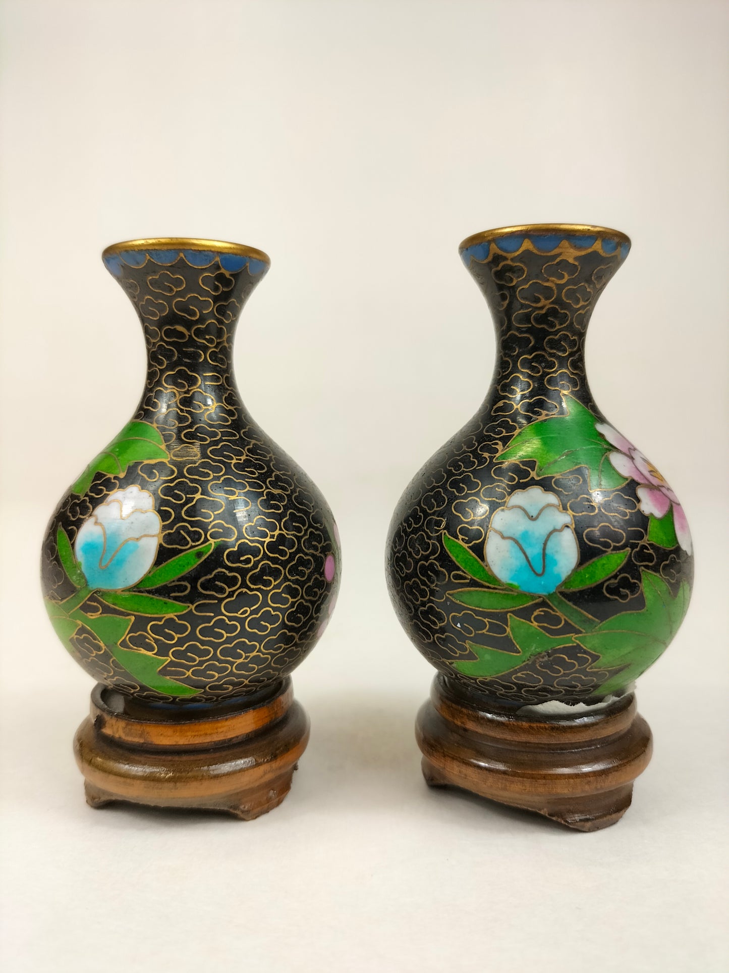 Paire de vases bouteilles chinois cloisonnés à décor de fleurs // XXème siècle