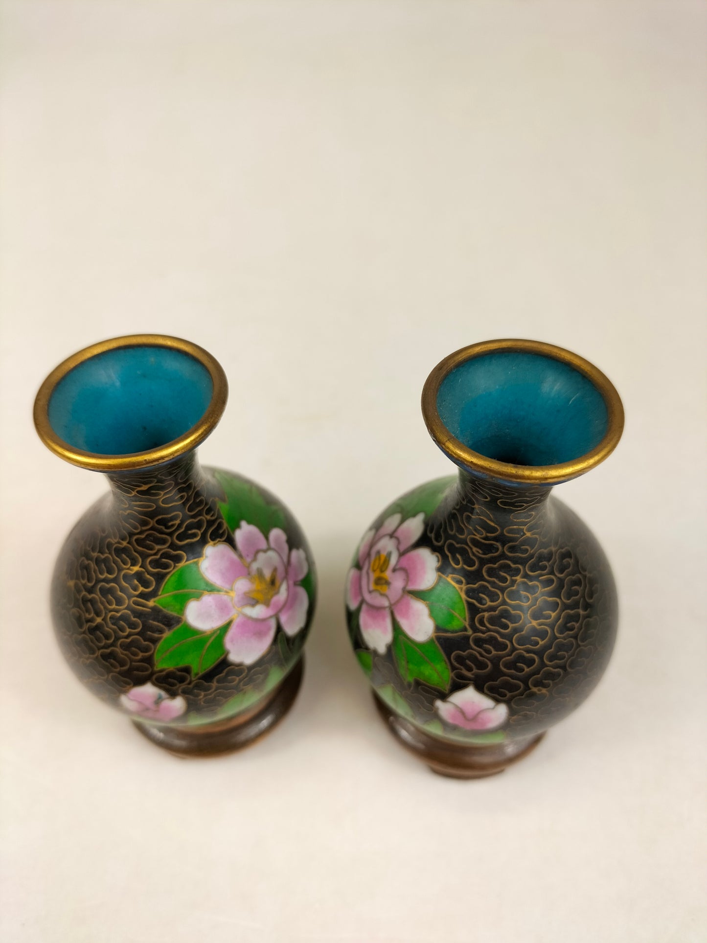 Par de vasos chineses de garrafa cloisonne decorados com flores // século XX