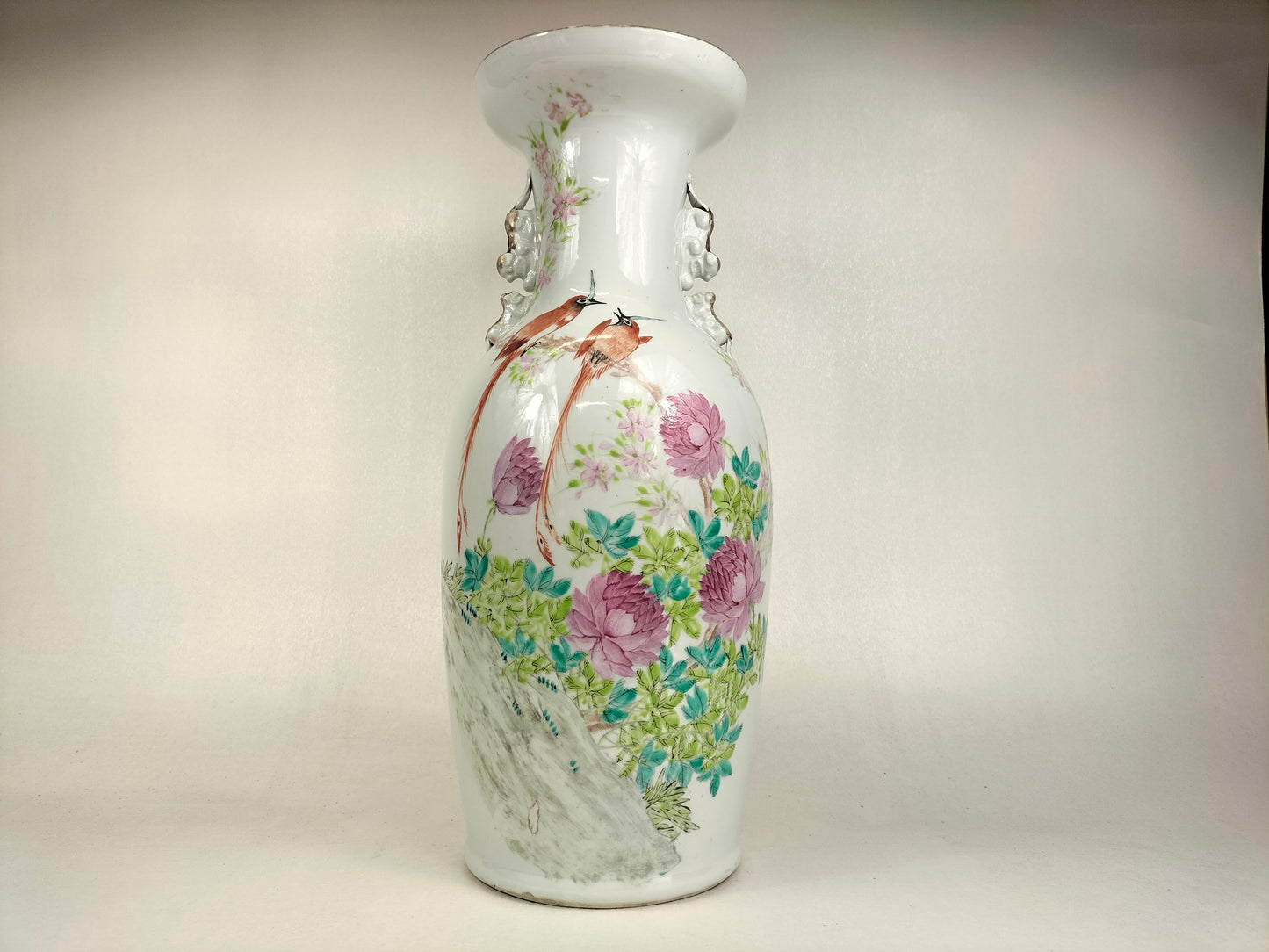 Grand vase antique chinois qianjiang cai à décor d'oiseaux et de fleurs // Période République (1912-1949)