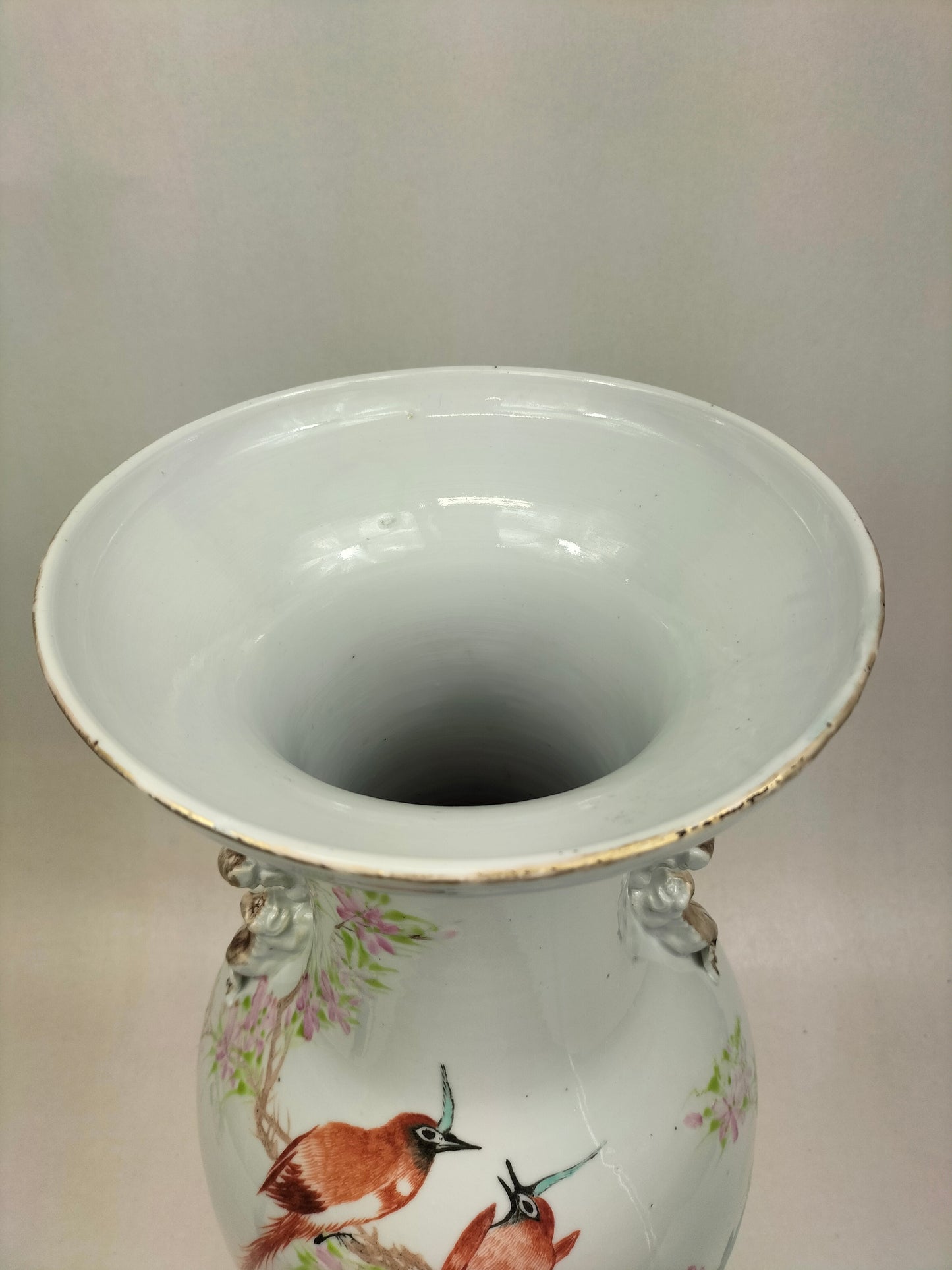 Grand vase antique chinois qianjiang cai à décor d'oiseaux et de fleurs // Période République (1912-1949)