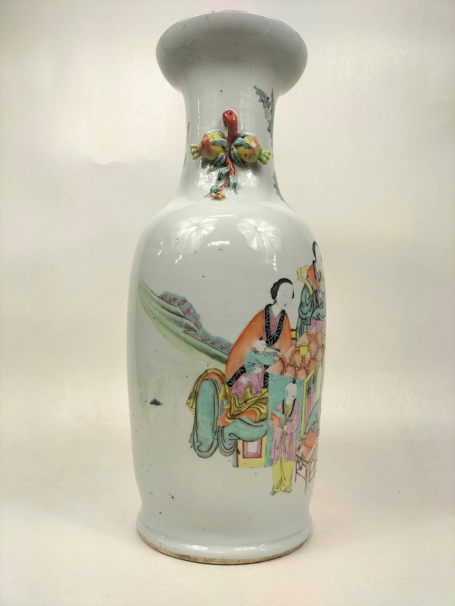 Large antique Chinese qianjiang vase decorated with ladies and children // Early 20th century