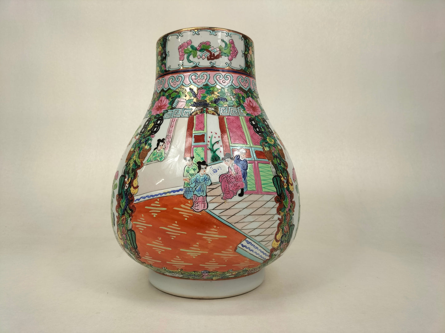 Vase HU médaillon rose canton chinois à décor de personnages / XXème siècle