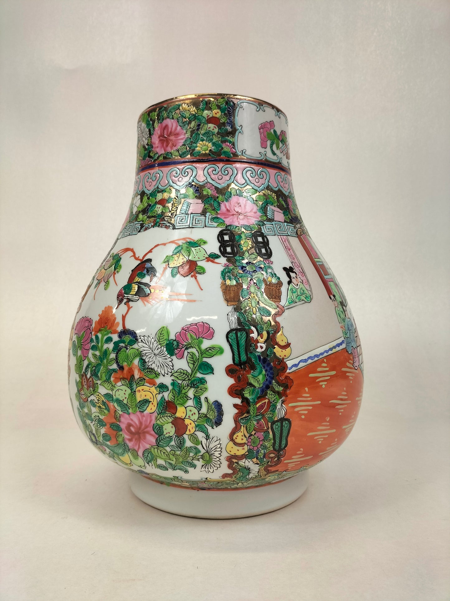 Vase HU médaillon rose canton chinois à décor de personnages // XXème siècle