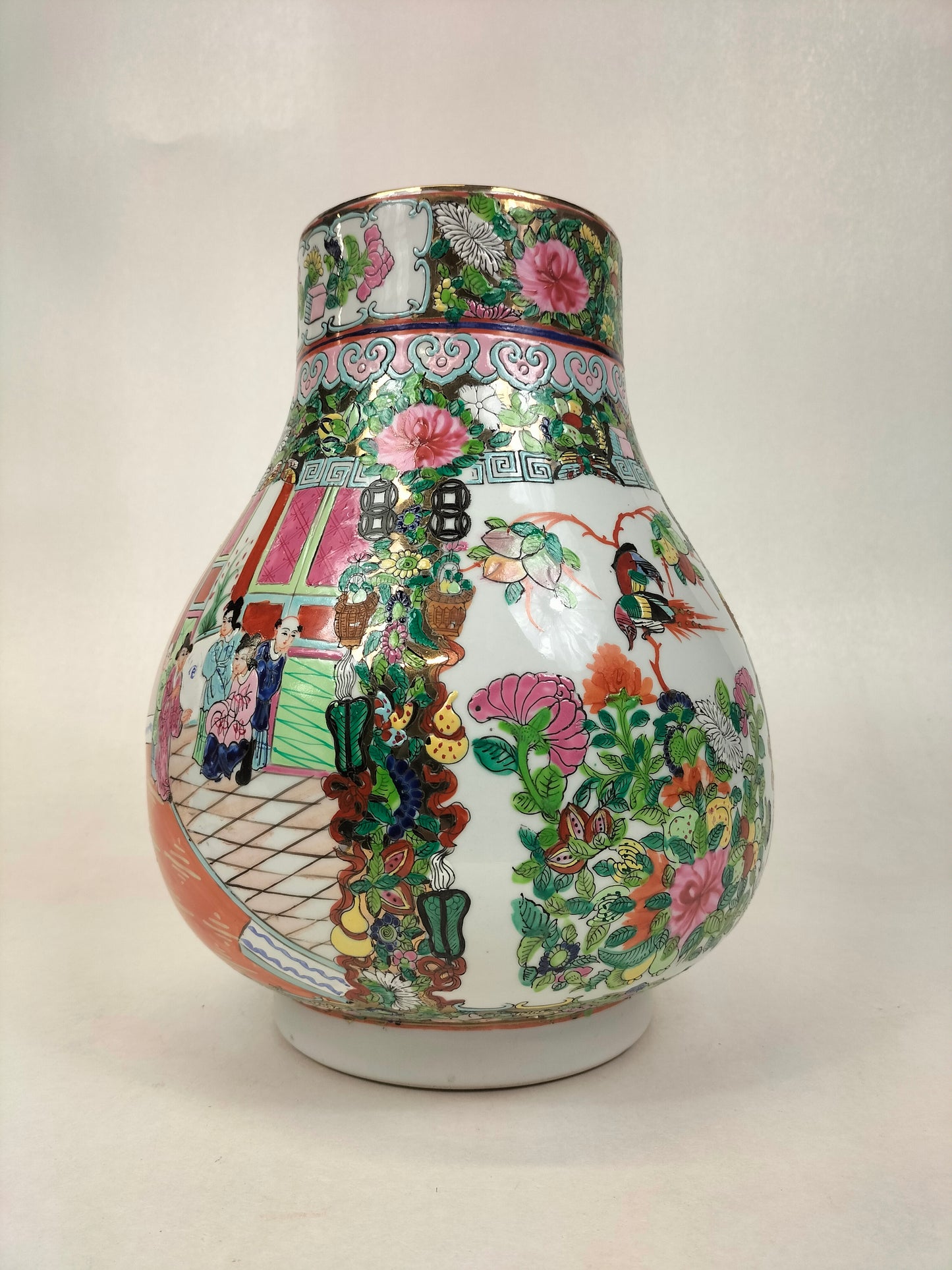 Chinese canton rose medallion HU vase decorated with figures // 20th century