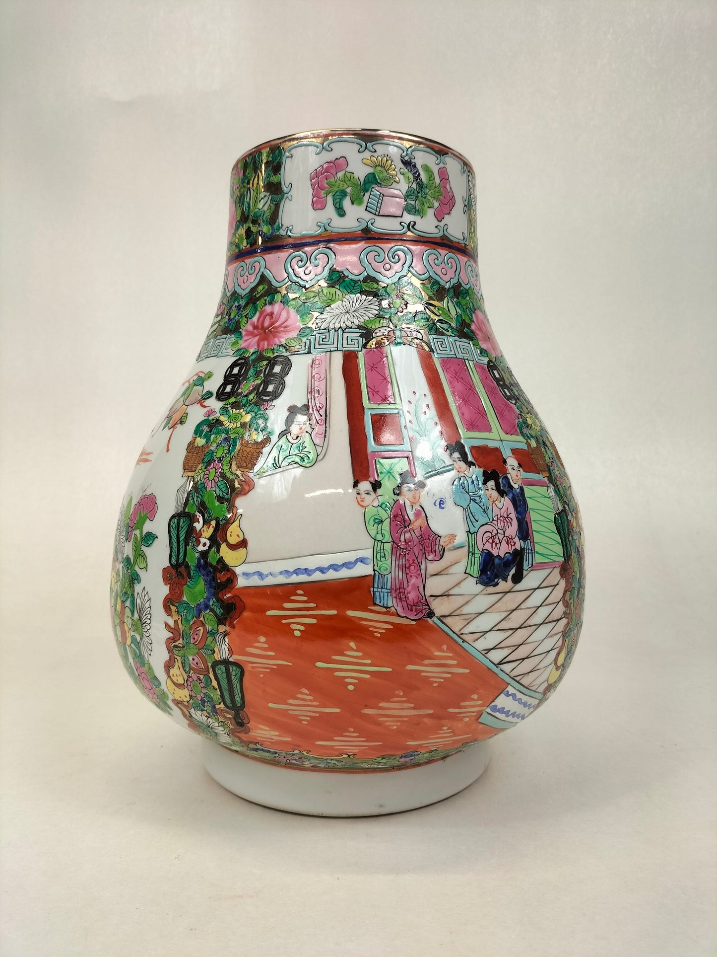 Vase HU médaillon rose canton chinois à décor de personnages / XXème siècle