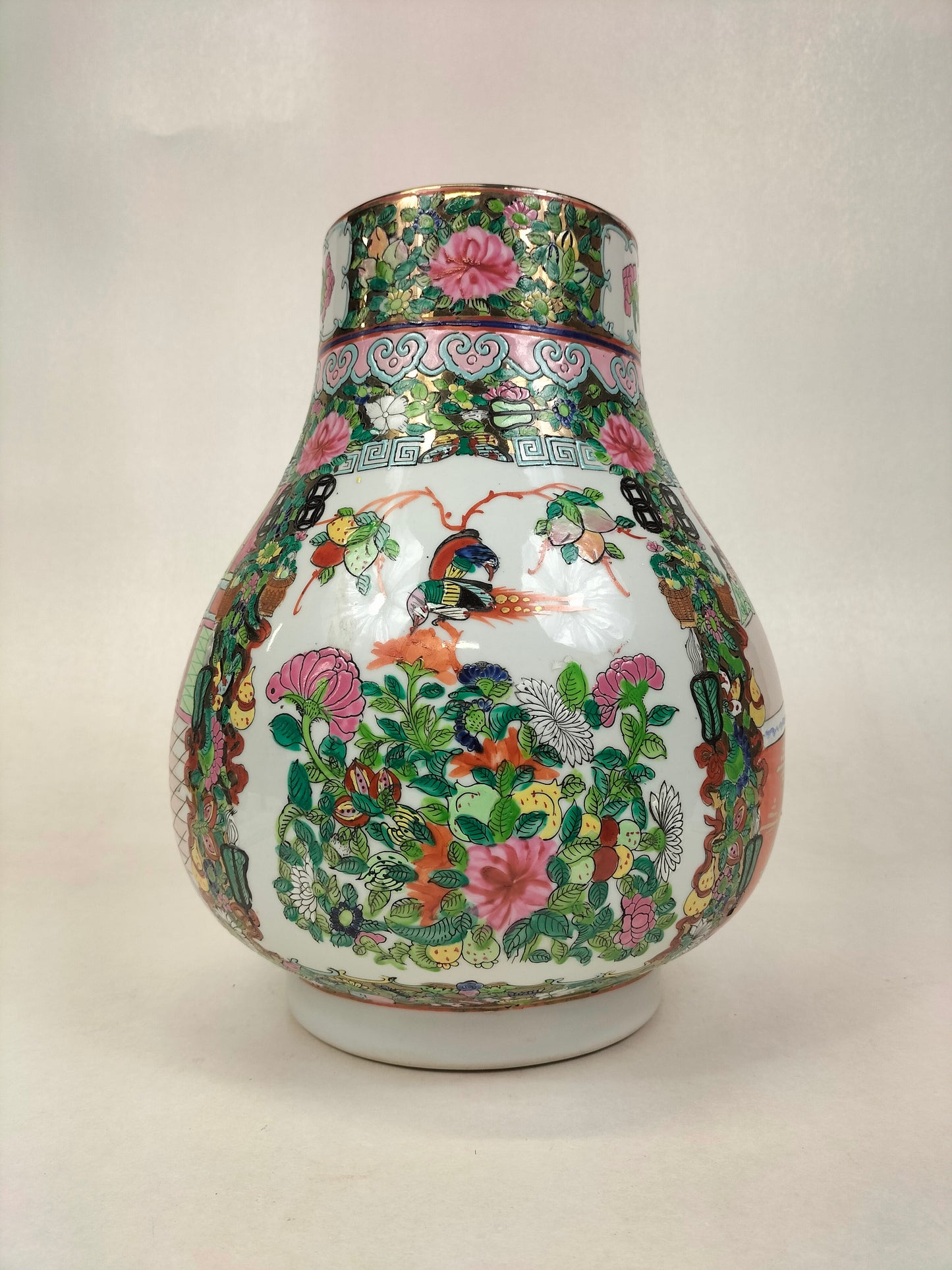 Vase HU médaillon rose canton chinois à décor de personnages // XXème siècle