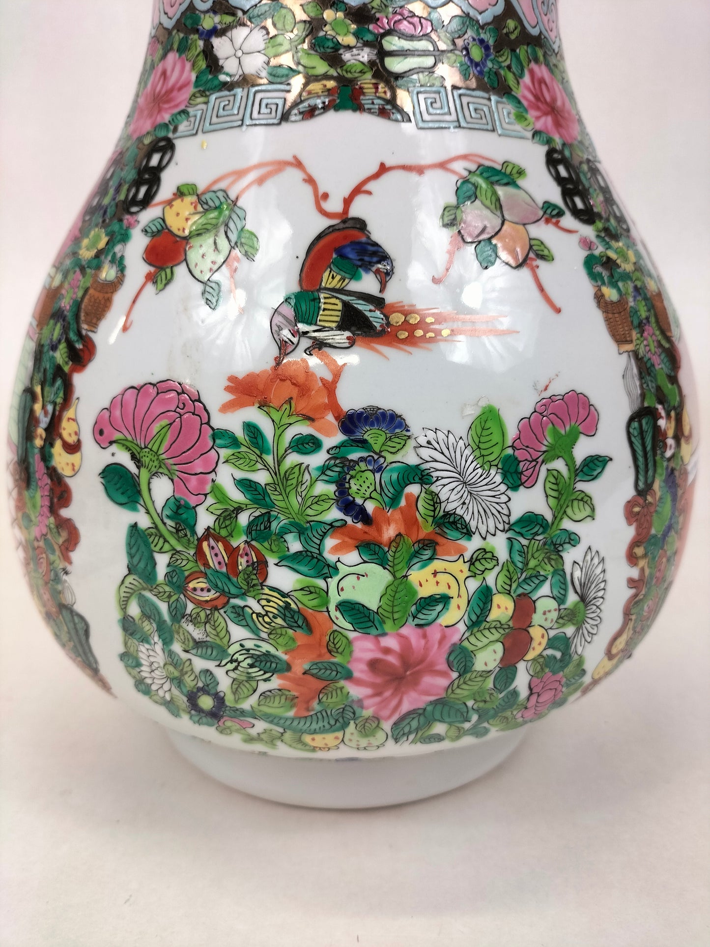 Vase HU médaillon rose canton chinois à décor de personnages // XXème siècle