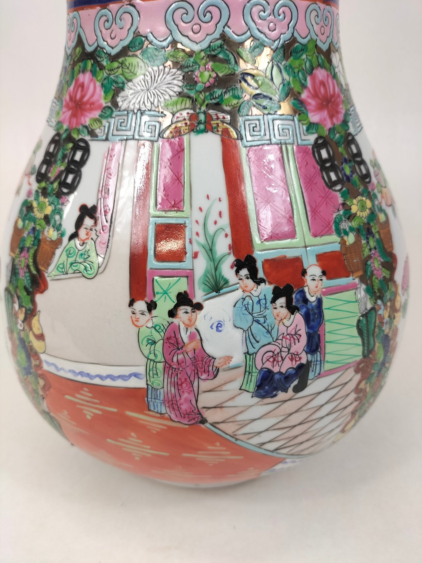 Vase HU médaillon rose canton chinois à décor de personnages // XXème siècle