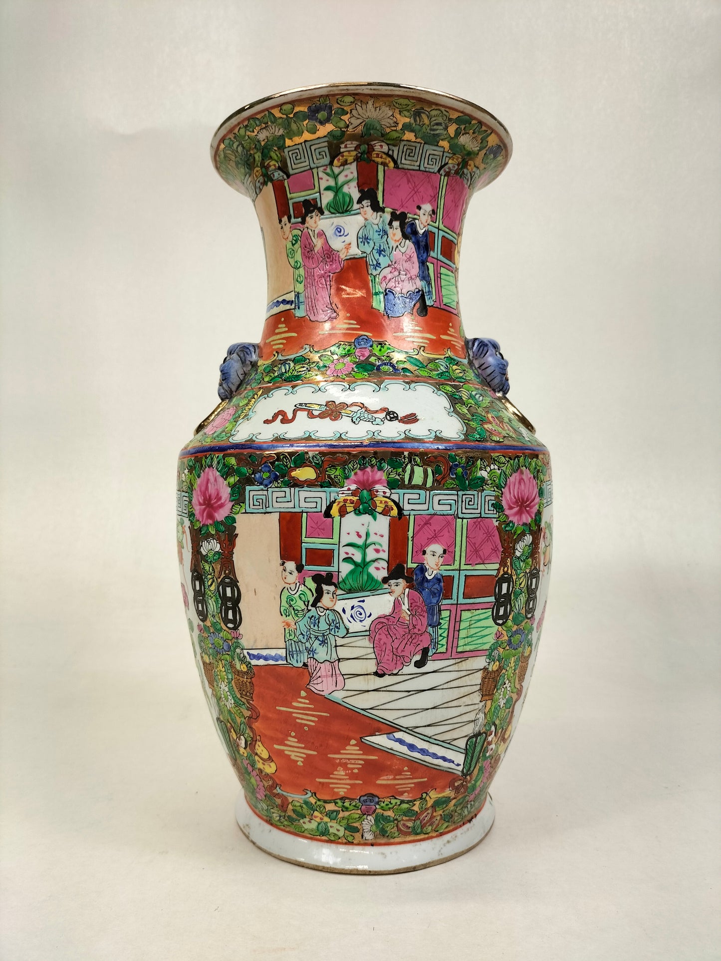 Chinese canton rose medallion vase // Mid 20th century