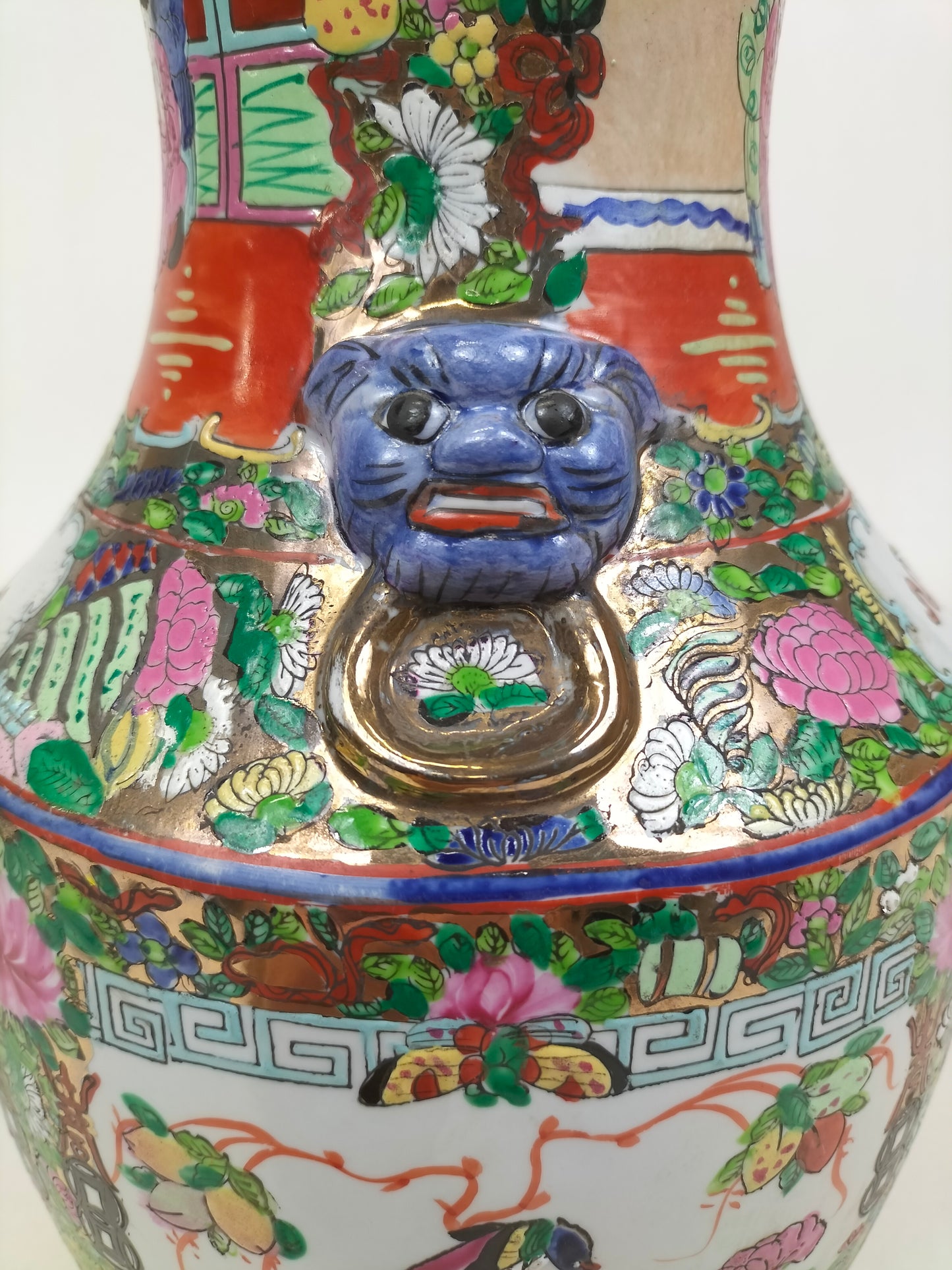 Chinese canton rose medallion vase // Mid 20th century