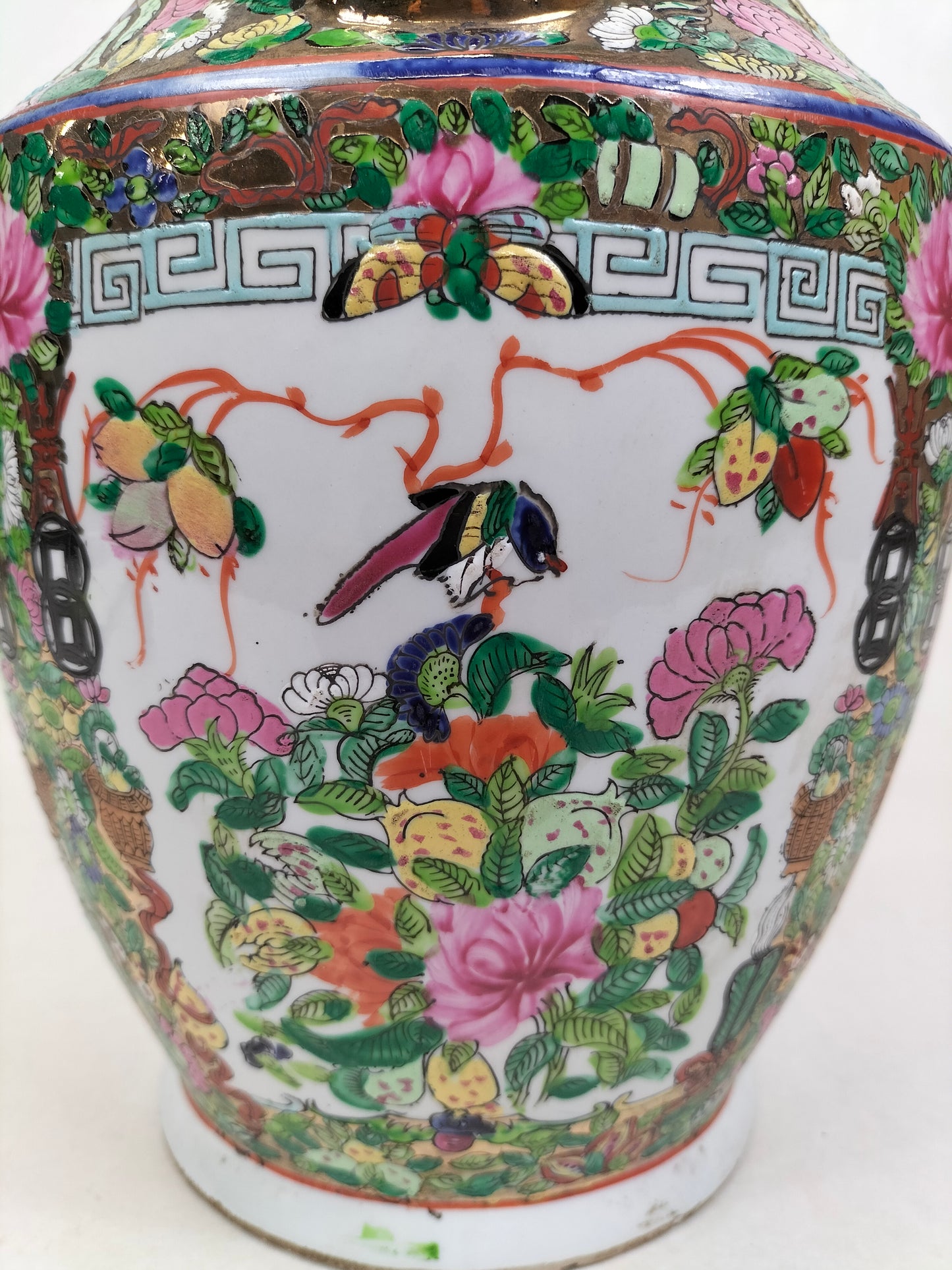 Vase médaillon rose canton chinois // Milieu du 20e siècle