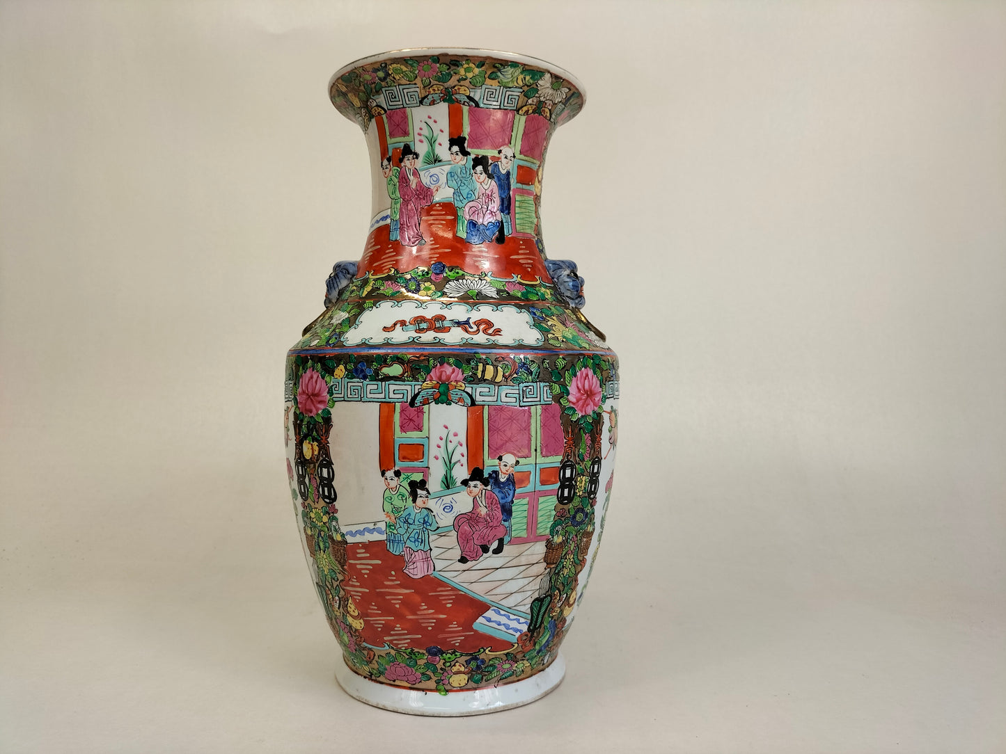 Vase médaillon chinois canton rose décoré de personnages // Milieu du XXe siècle