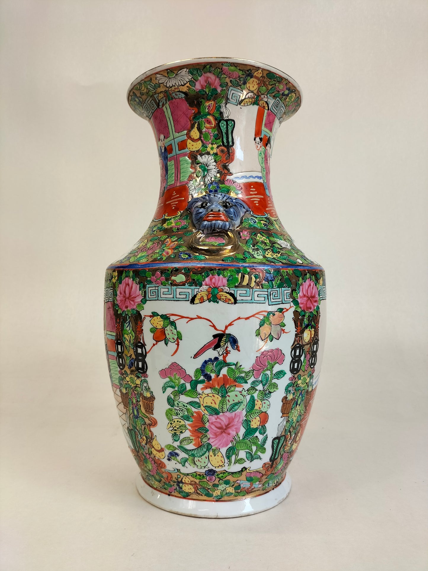 Vase médaillon chinois canton rose décoré de personnages // Milieu du XXe siècle