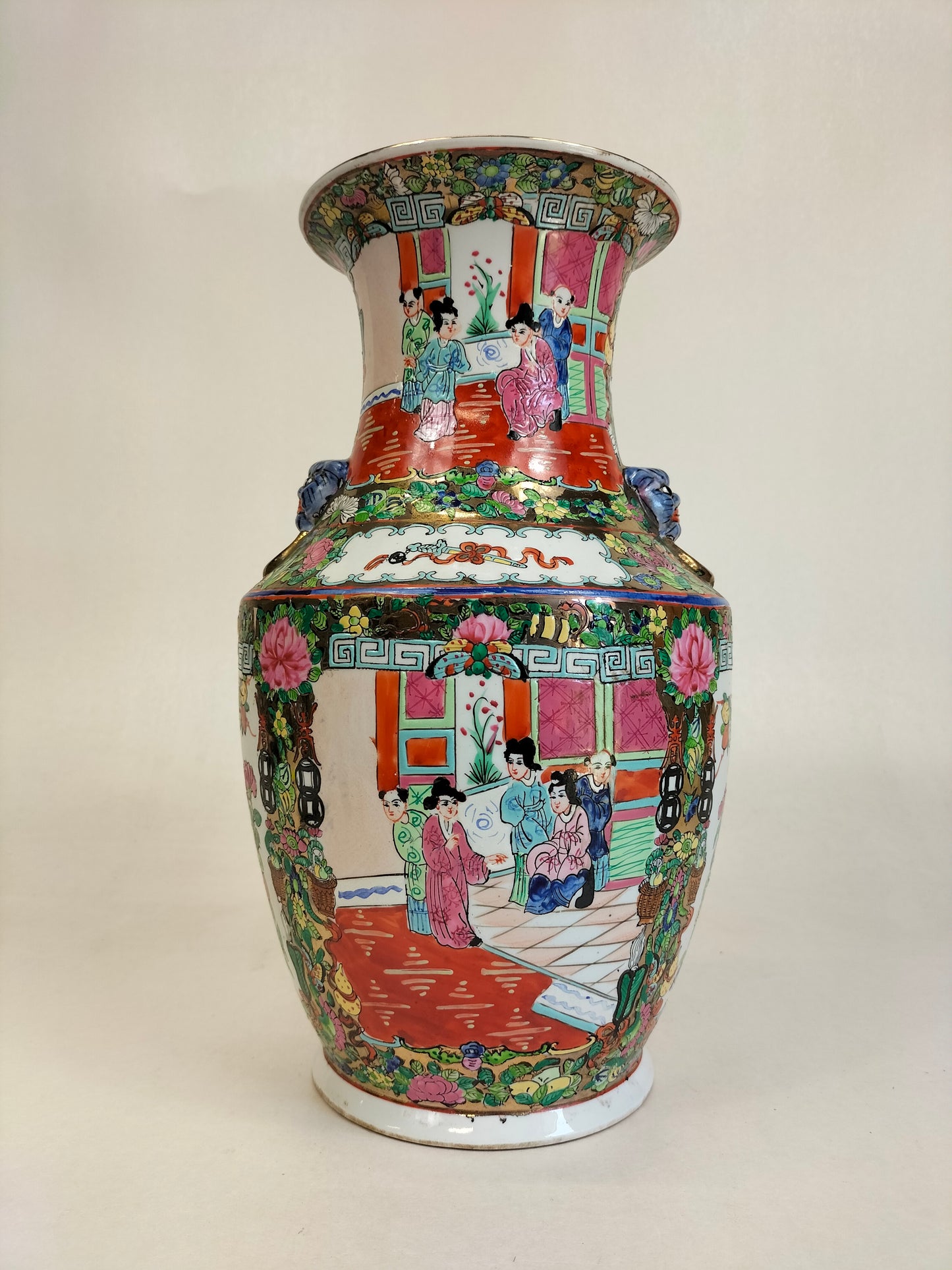 Vase médaillon chinois canton rose décoré de personnages // Milieu du XXe siècle