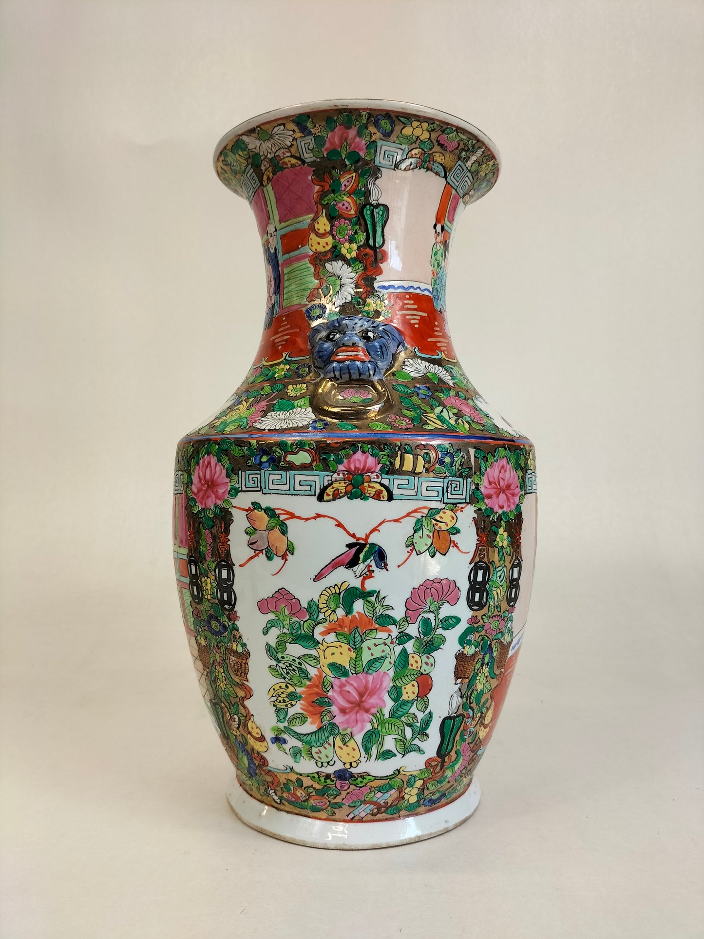 Vase médaillon chinois canton rose décoré de personnages // Milieu du XXe siècle