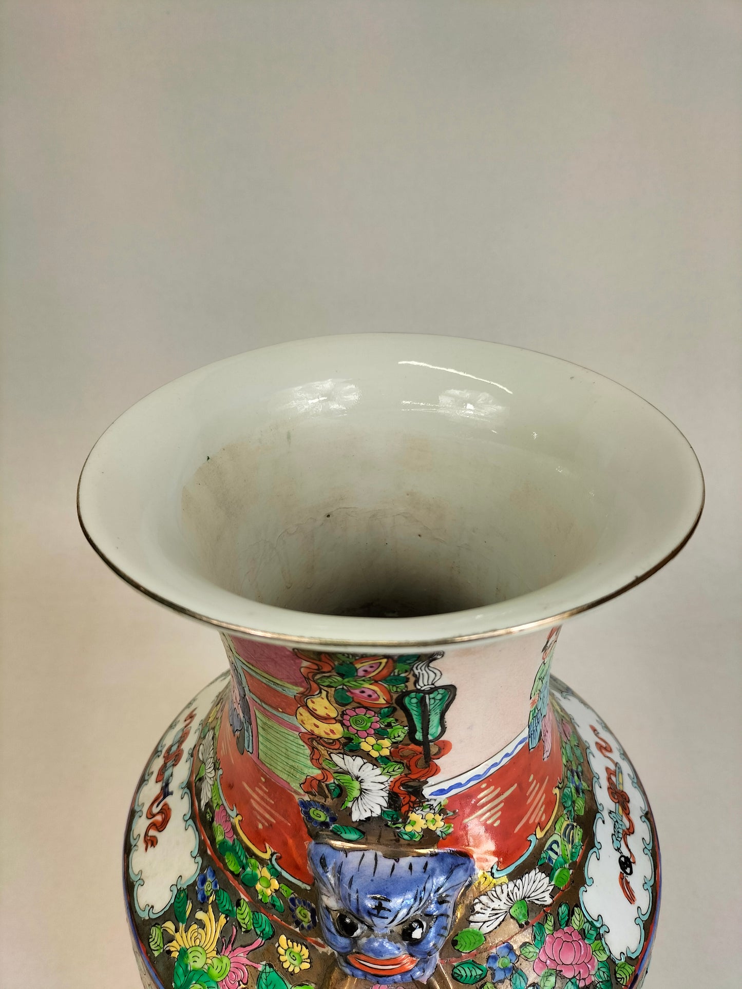 Chinese canton rose medallion vase decoated with figures // Mid 20th century