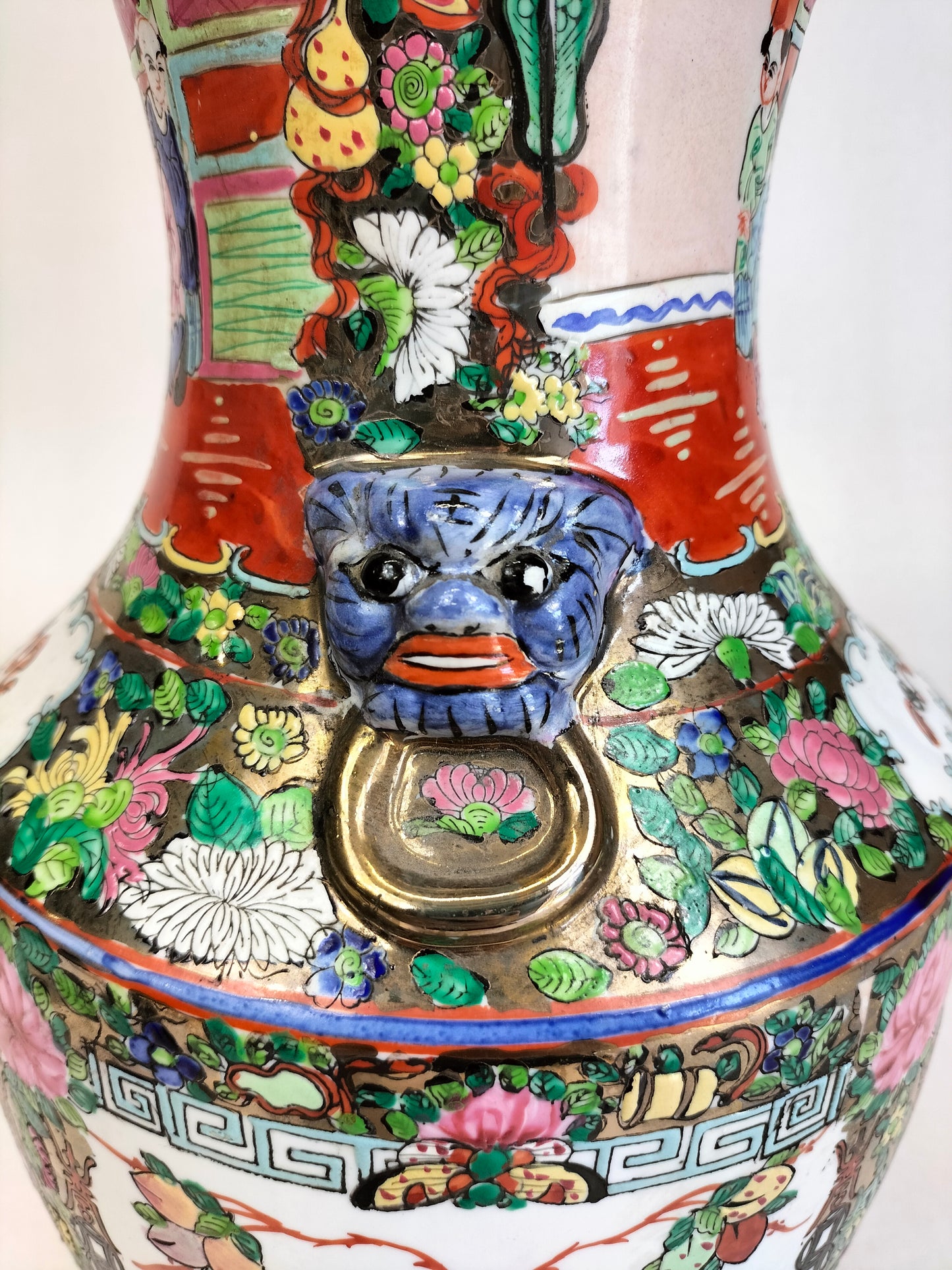 Vase médaillon chinois canton rose décoré de personnages // Milieu du XXe siècle