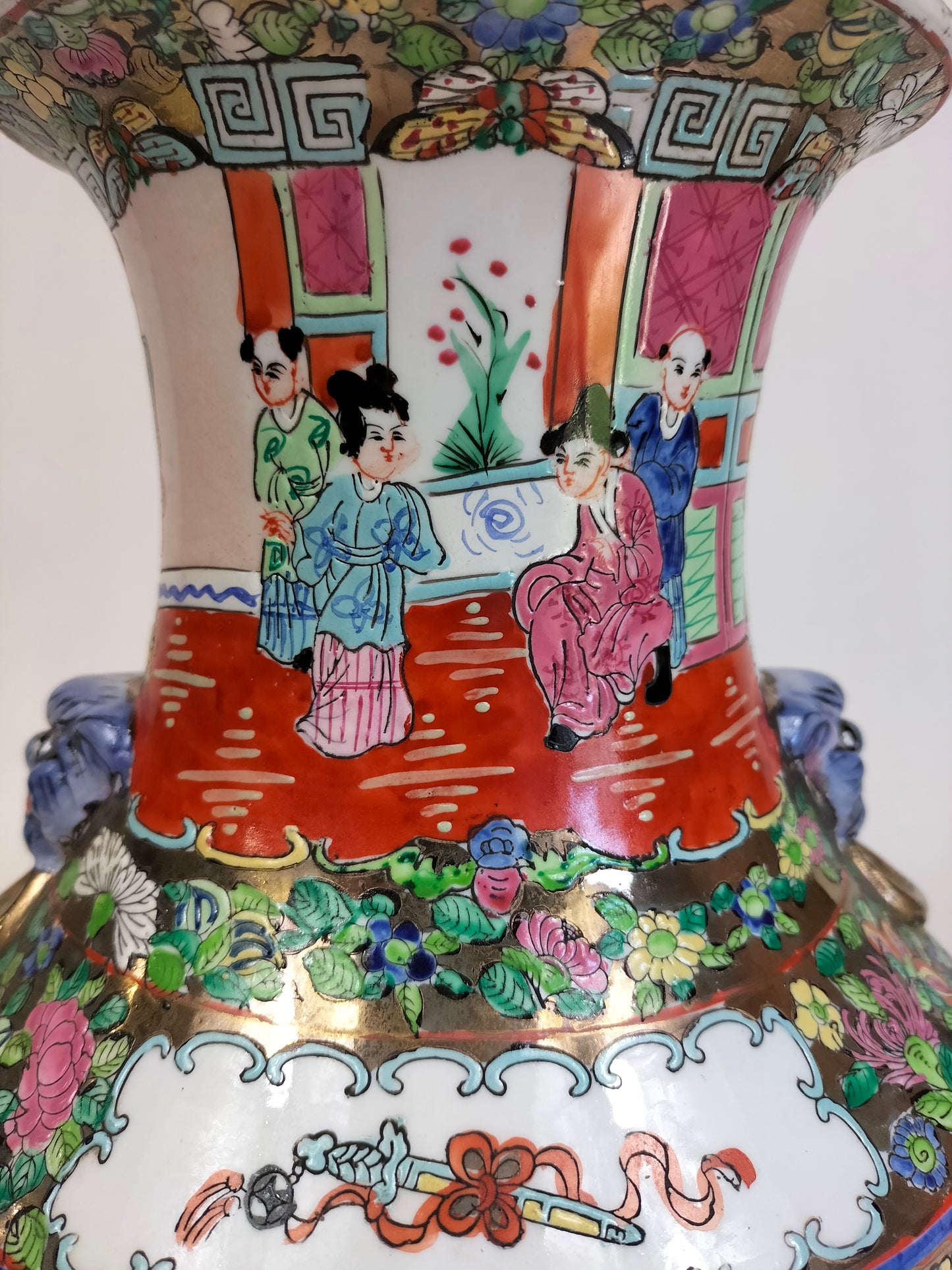 Vase médaillon chinois canton rose décoré de personnages // Milieu du XXe siècle