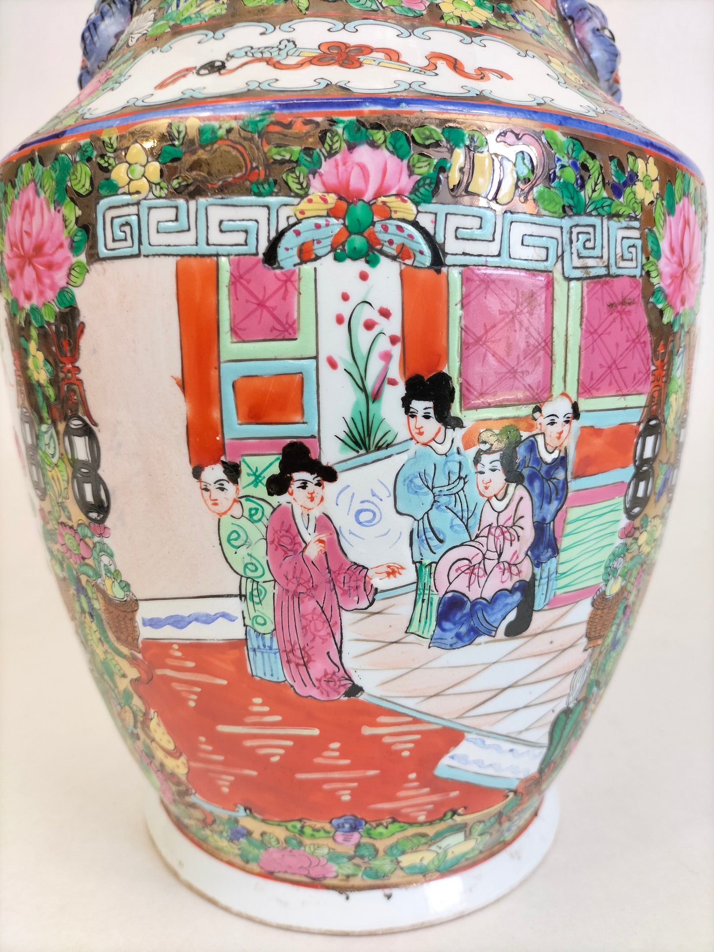 Vase médaillon chinois canton rose décoré de personnages // Milieu du XXe siècle