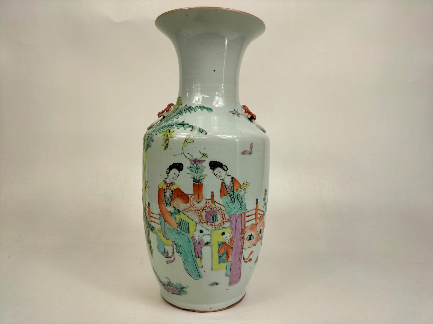 Antigo vaso chinês qianjiang decorado com senhoras e crianças // Período da República (1912-1949)