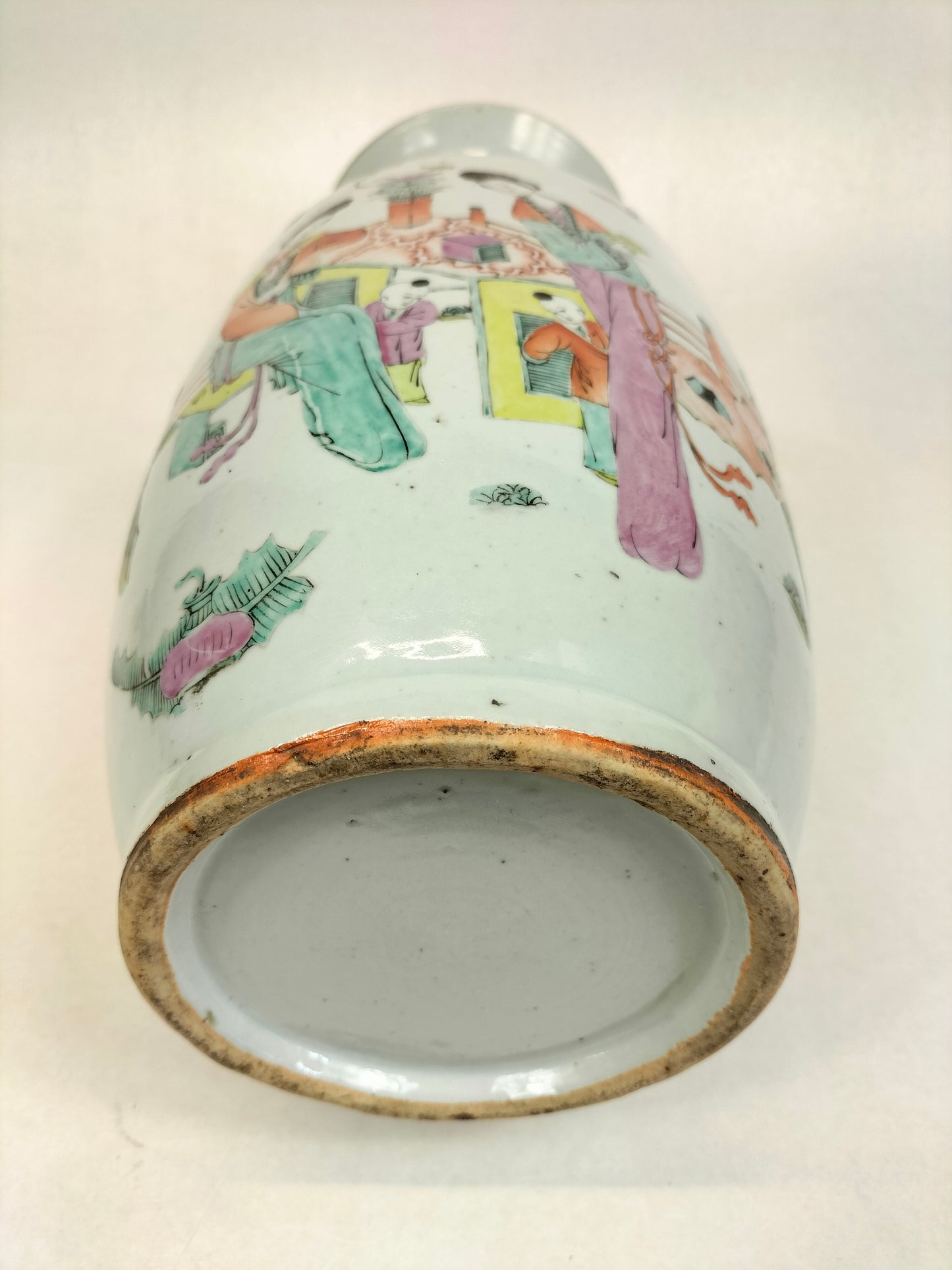 Antique Chinese qianjiang vase decorated with ladies and children // Republic Period (1912-1949)