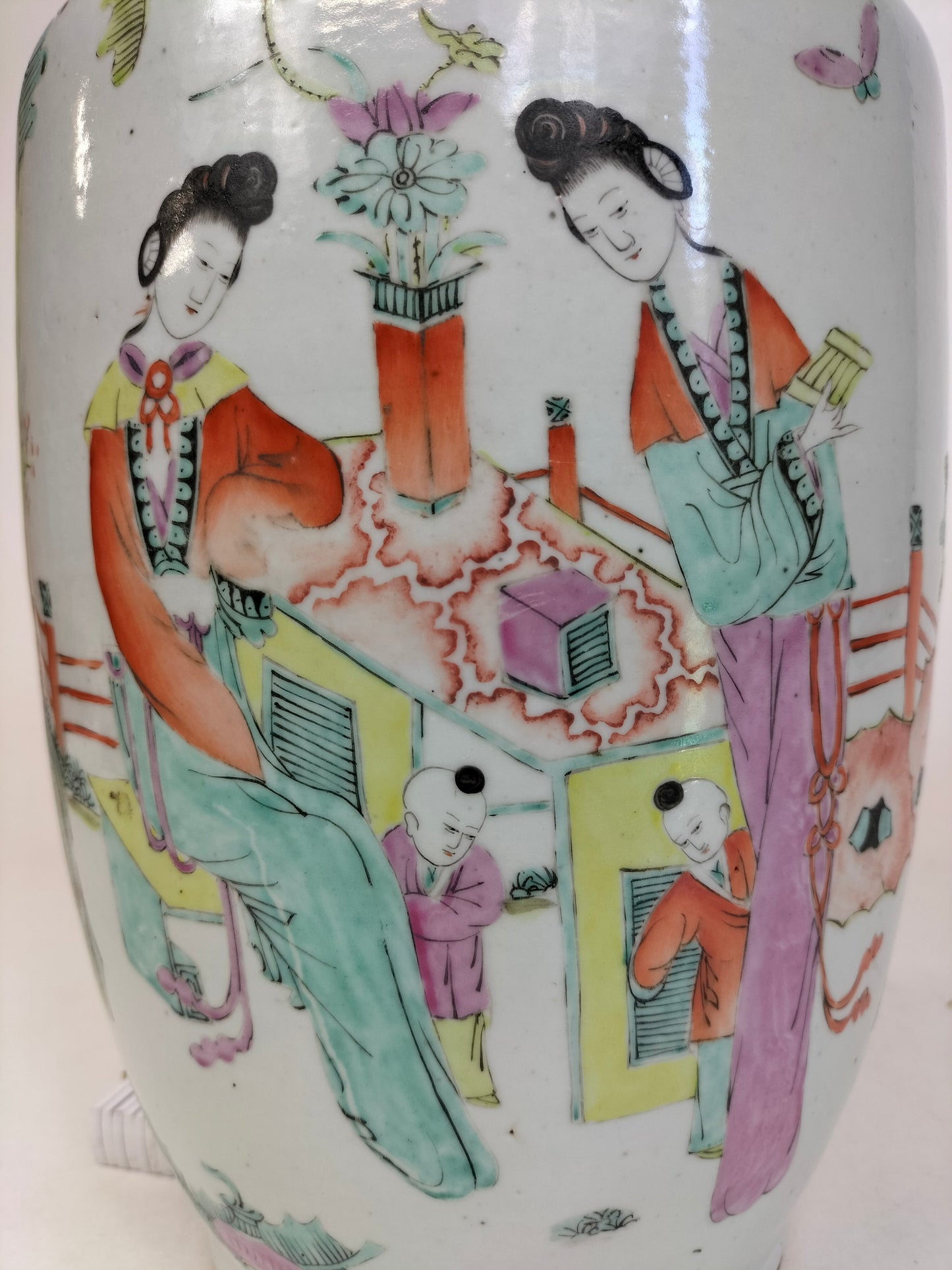 Antigo vaso chinês qianjiang decorado com senhoras e crianças // Período da República (1912-1949)