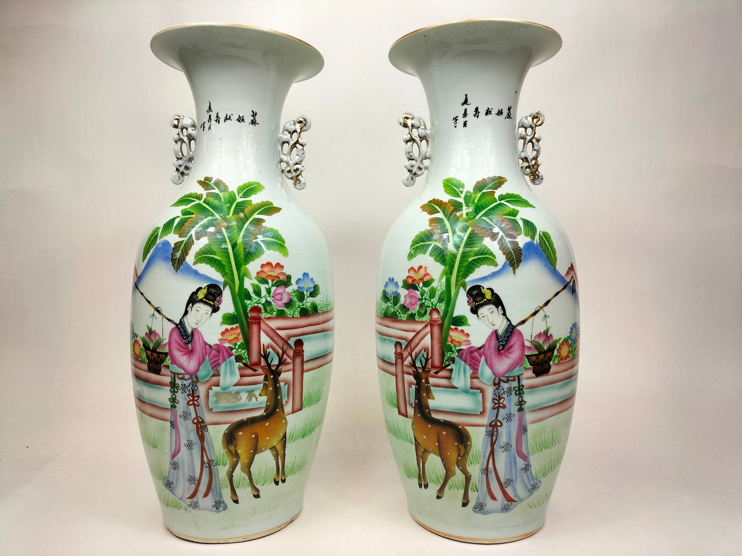 Par de grandes vasos chineses antigos decorados com senhoras e veados // Período da República (1912-1949)