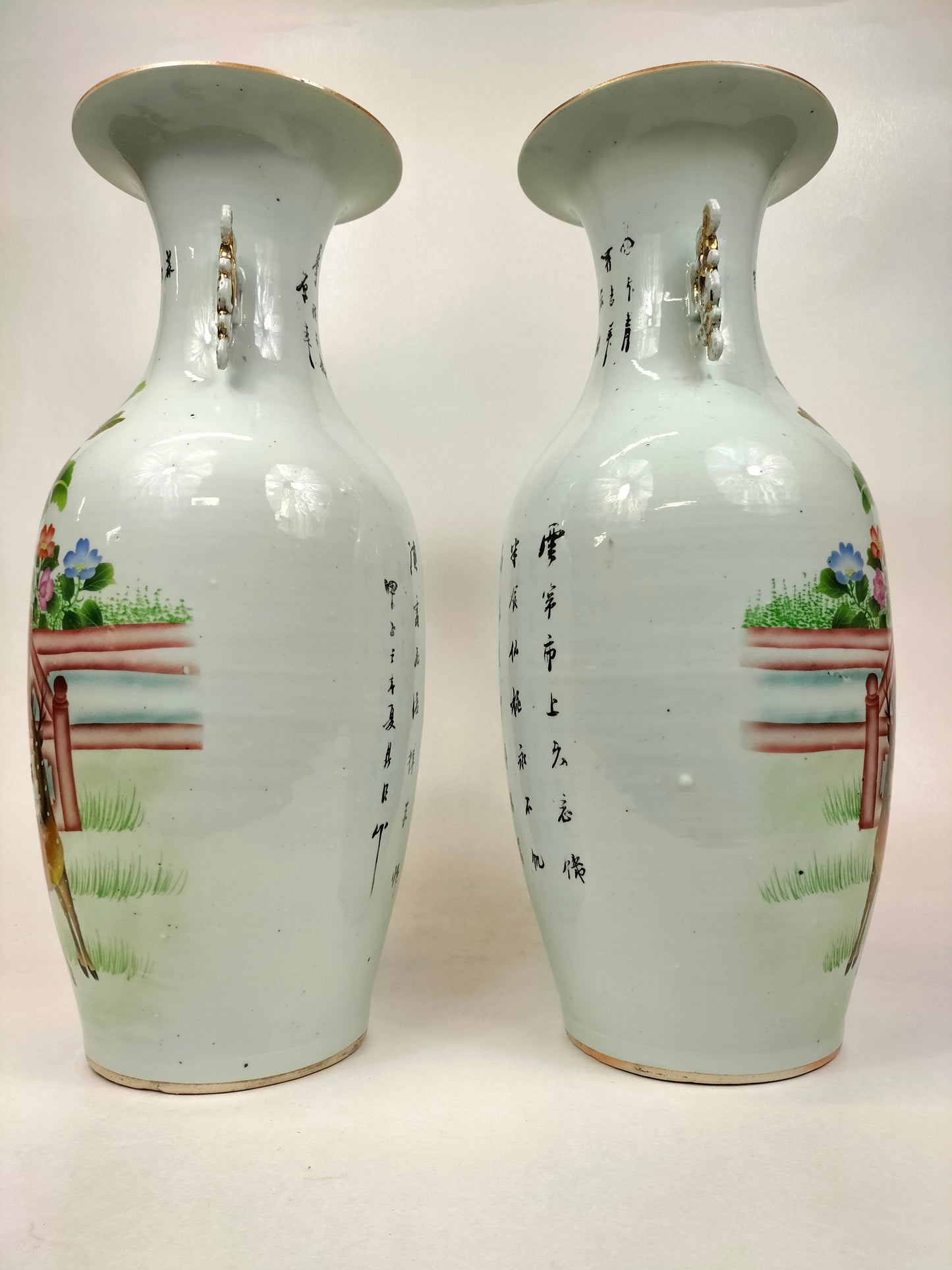 Paire de grands vases chinois anciens à décor de dames et de cerfs // Période République (1912-1949)