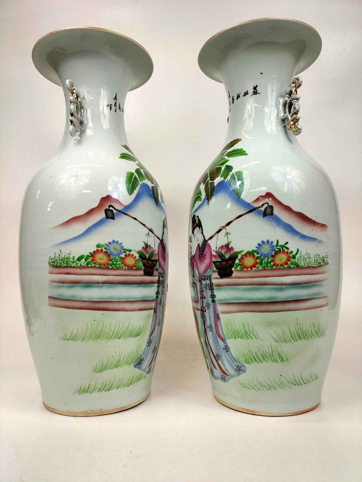 Par de grandes vasos chineses antigos decorados com senhoras e veados // Período da República (1912-1949)