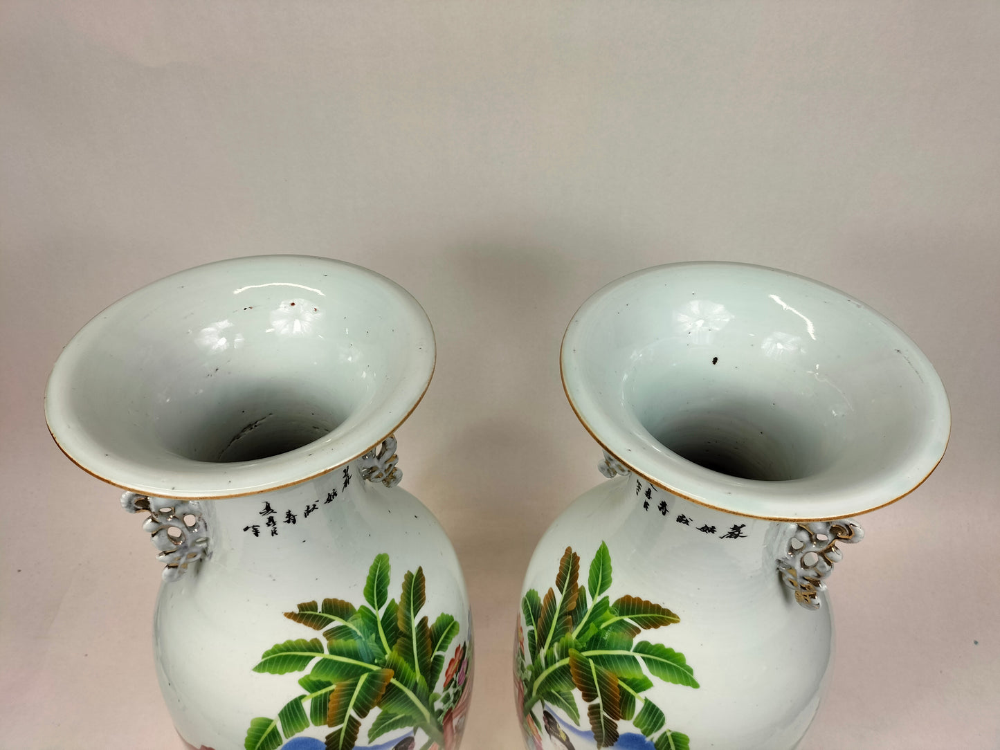 Pair of large antique Chinese vases decorated with ladies and deer // Republic Period (1912-1949)