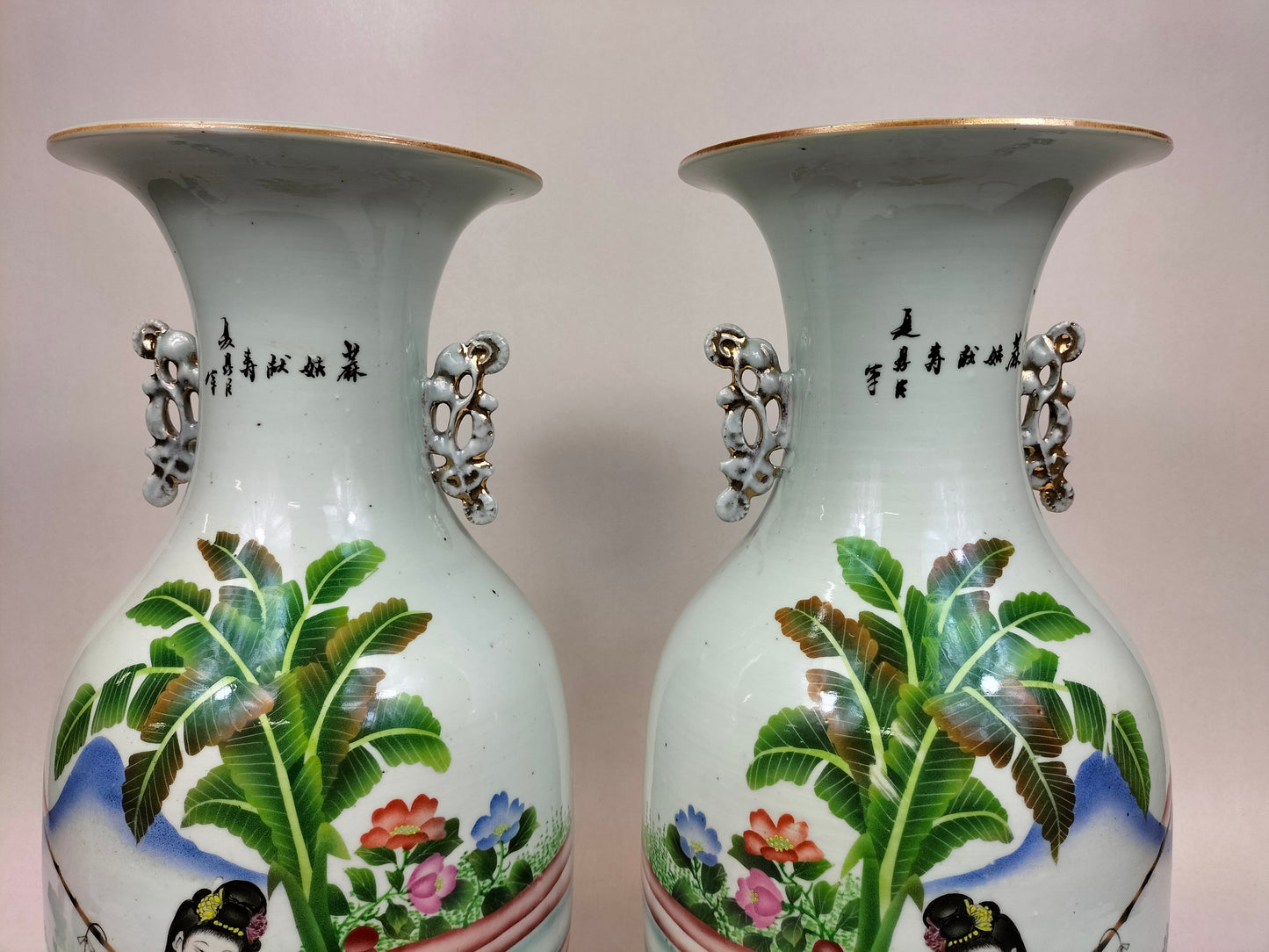 Par de grandes vasos chineses antigos decorados com senhoras e veados // Período da República (1912-1949)