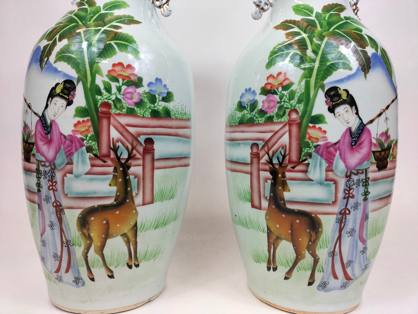 Par de grandes vasos chineses antigos decorados com senhoras e veados // Período da República (1912-1949)