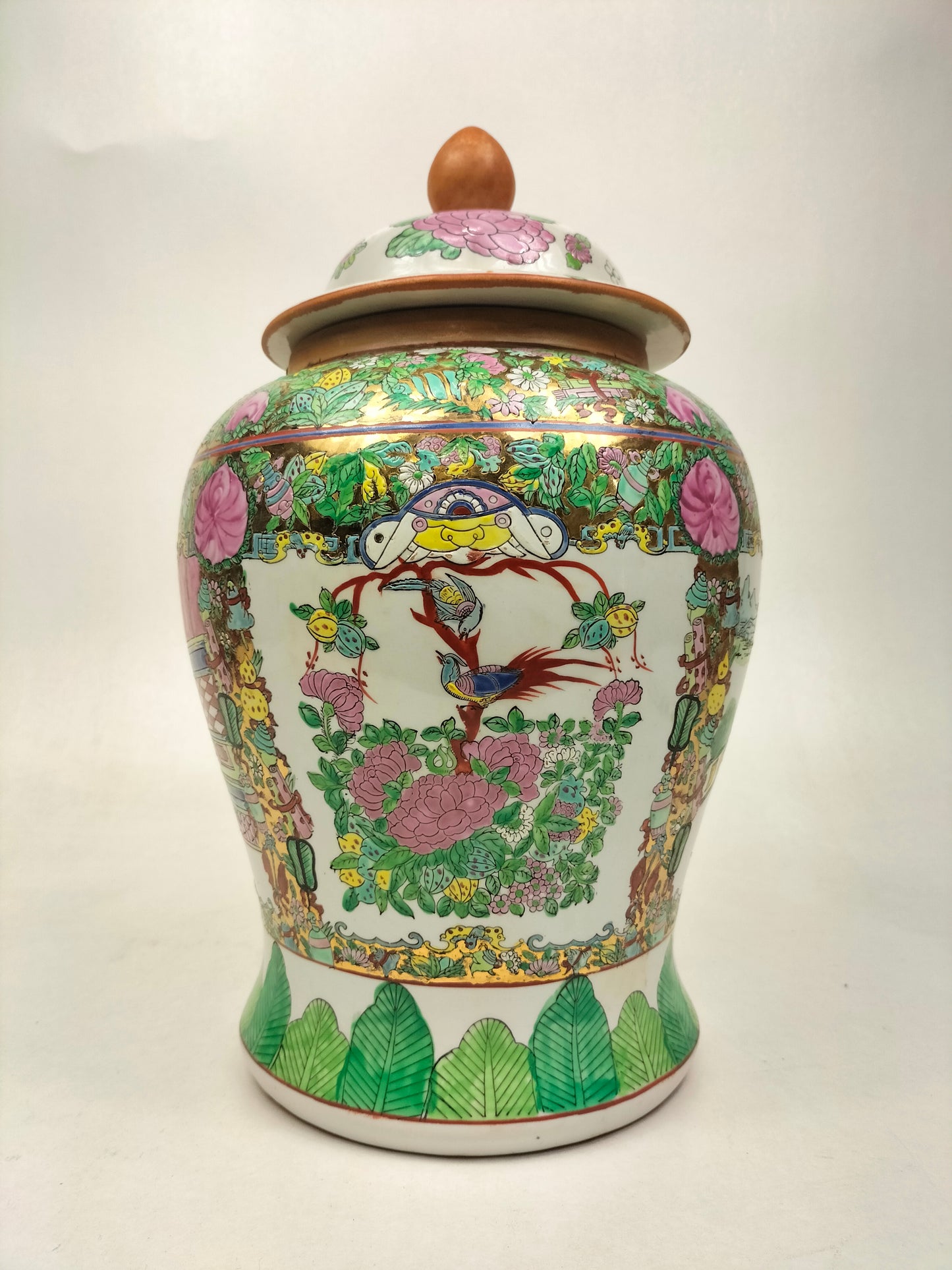 Vaso templo da família rosa chinesa decorado com figuras e flores // século XX