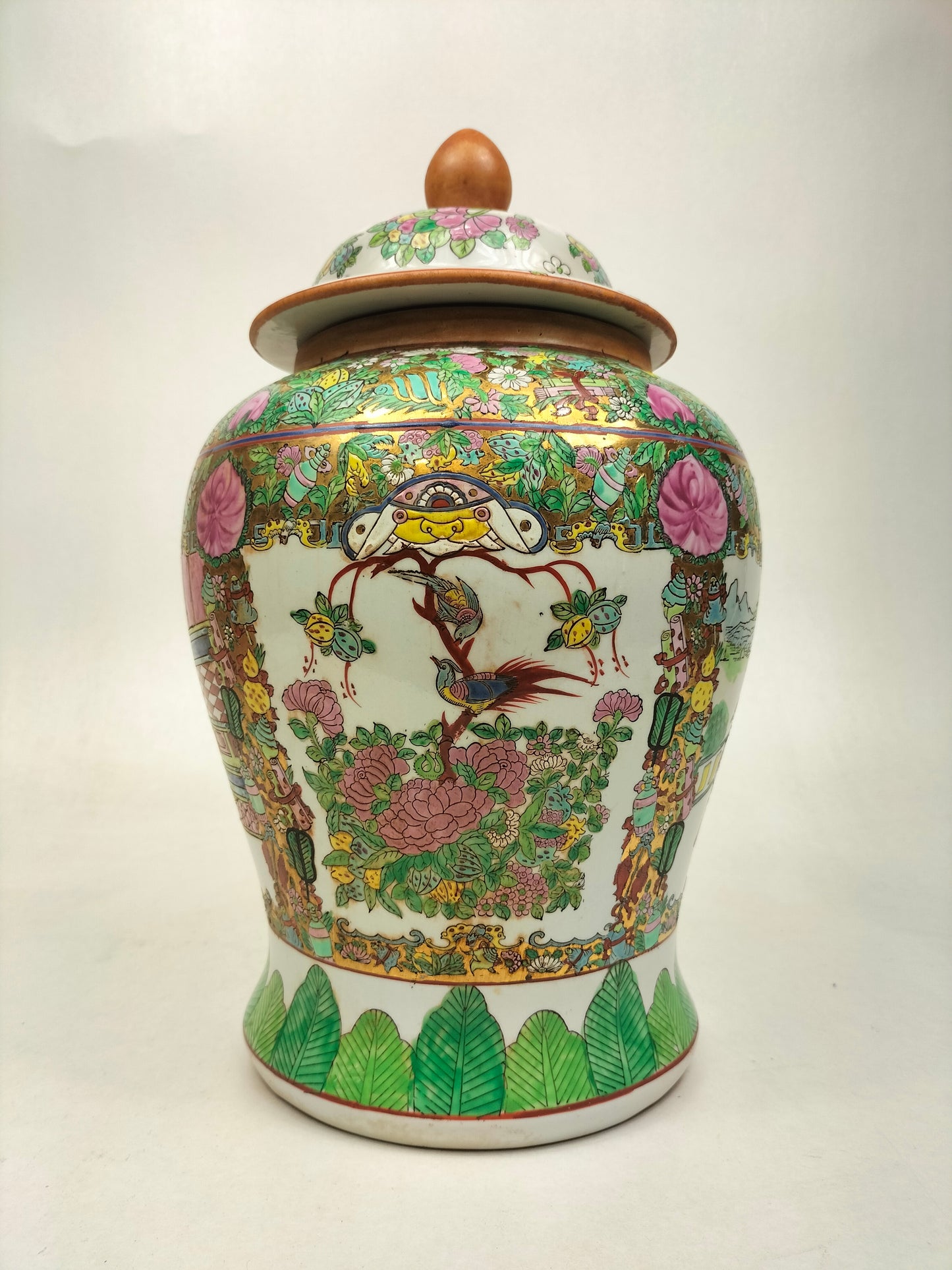 Chinese famille rose temple vase decorated with figures and flowers // 20th century