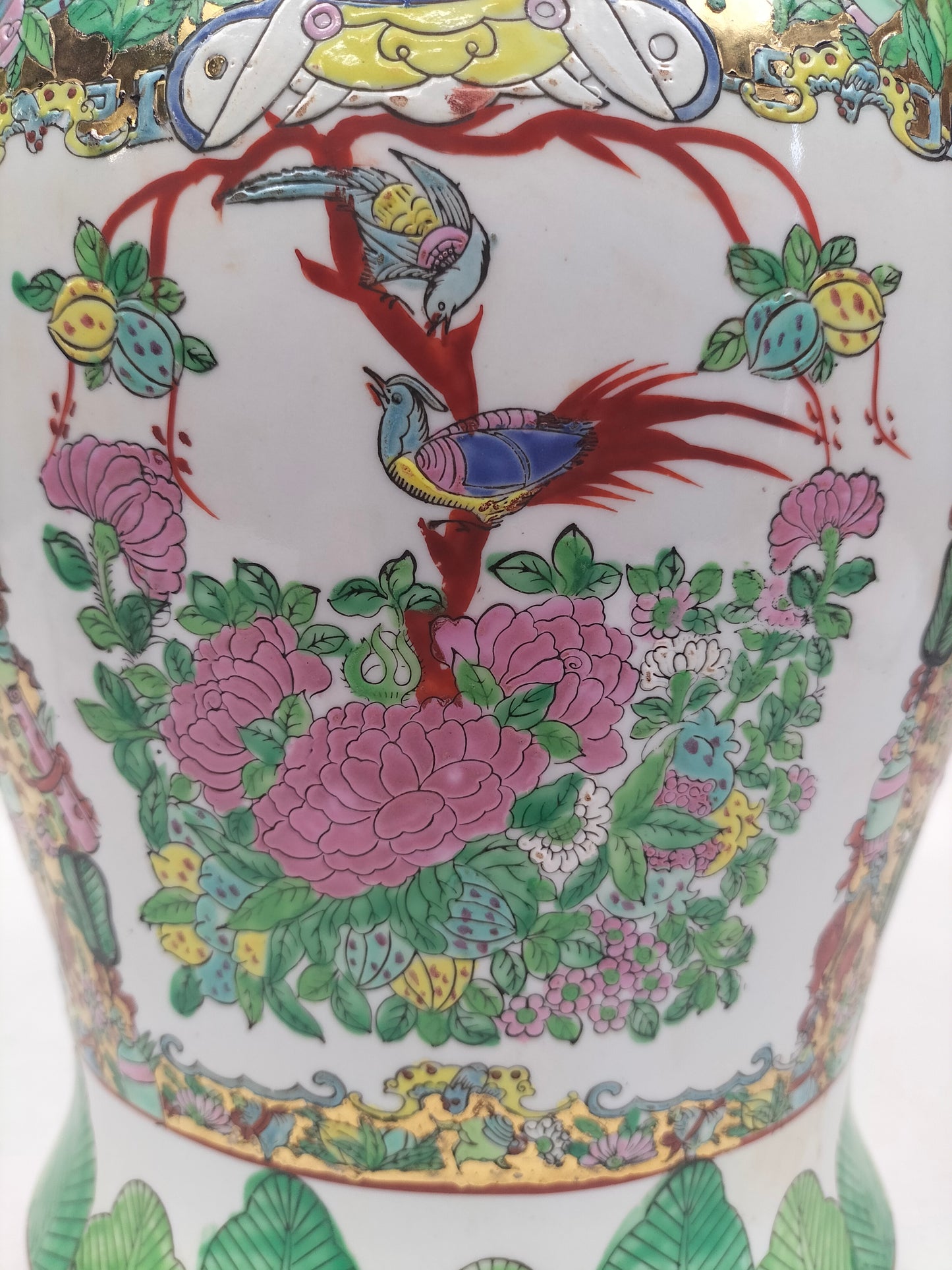 Vaso templo da família rosa chinesa decorado com figuras e flores // século XX