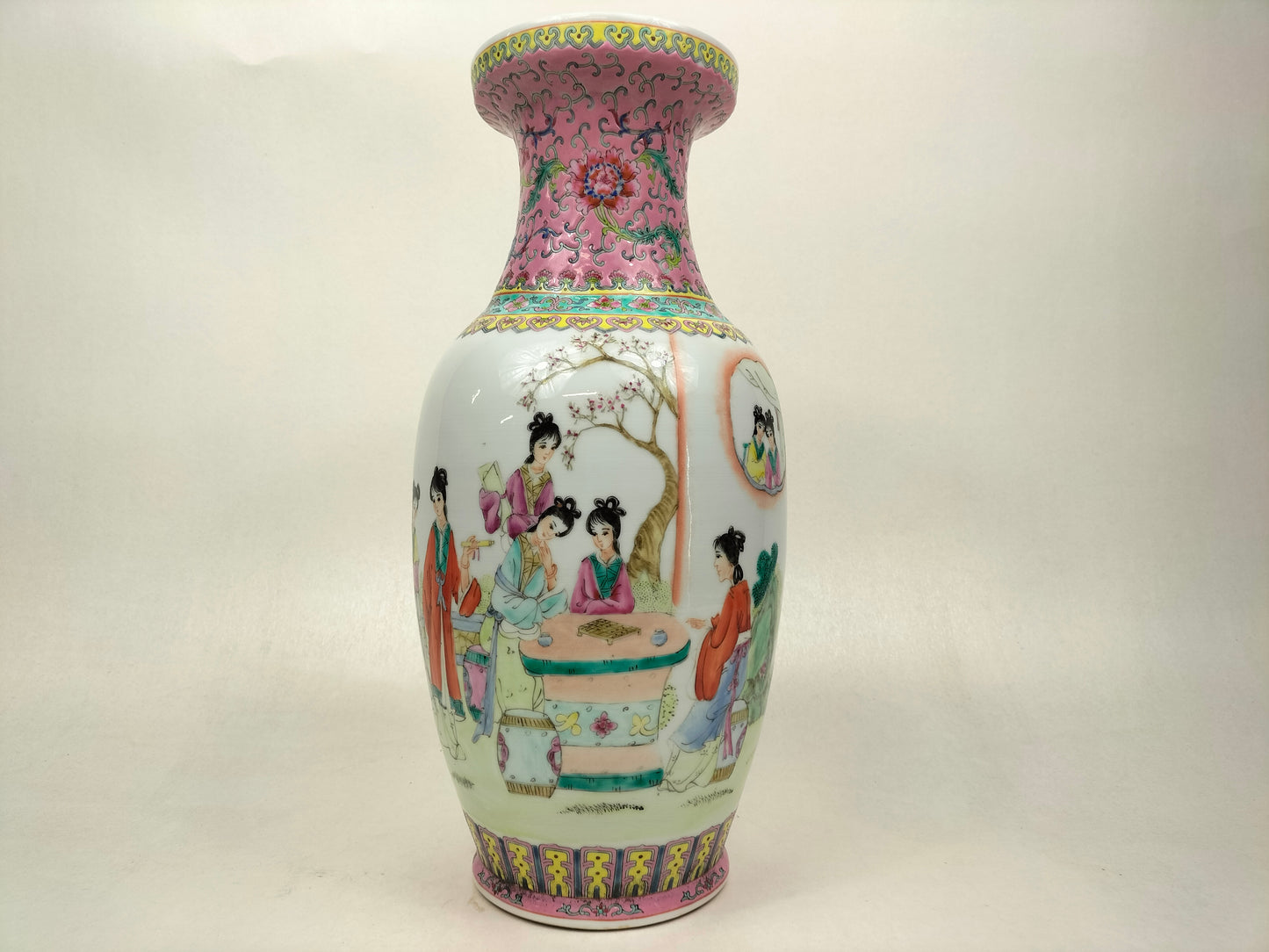 Vase chinois famille rose à décor d'une scène de jardin // Marque Qianlong - XXème siècle