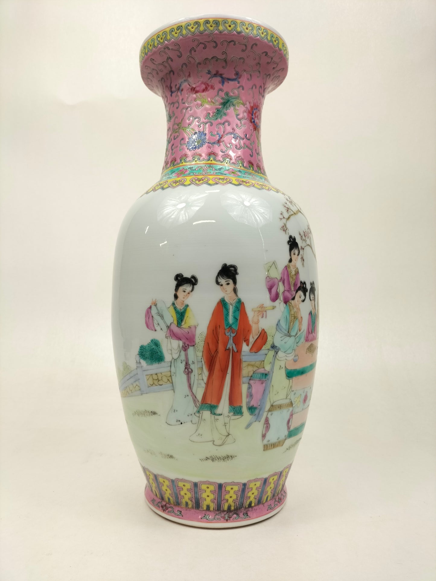 Vase chinois famille rose à décor d'une scène de jardin // Marque Qianlong - XXème siècle