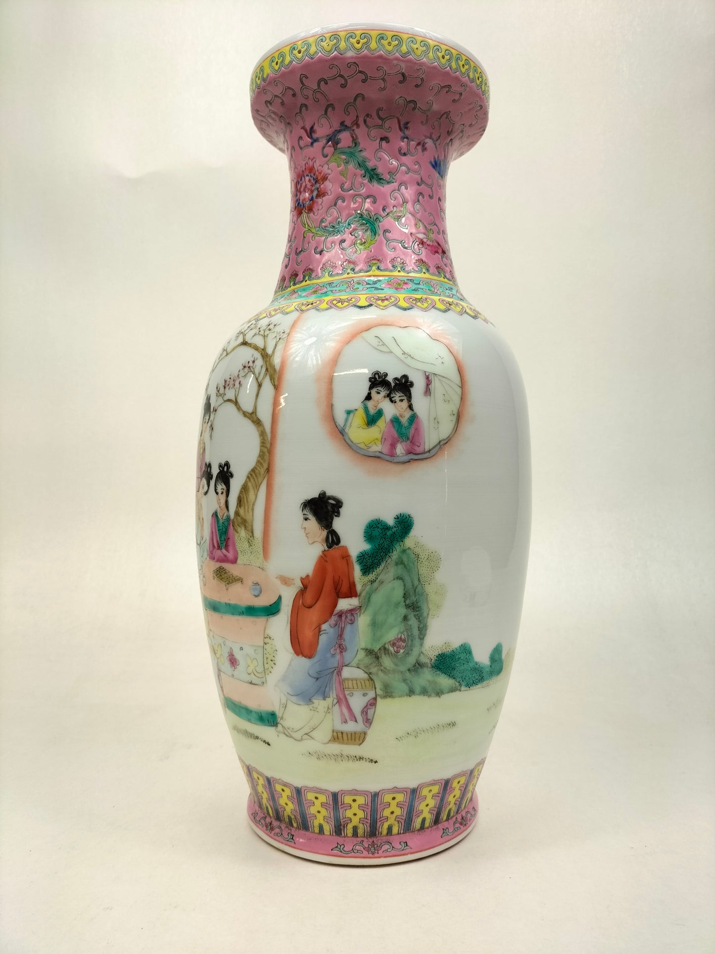 Vase chinois famille rose à décor d'une scène de jardin // Marque Qianlong - XXème siècle