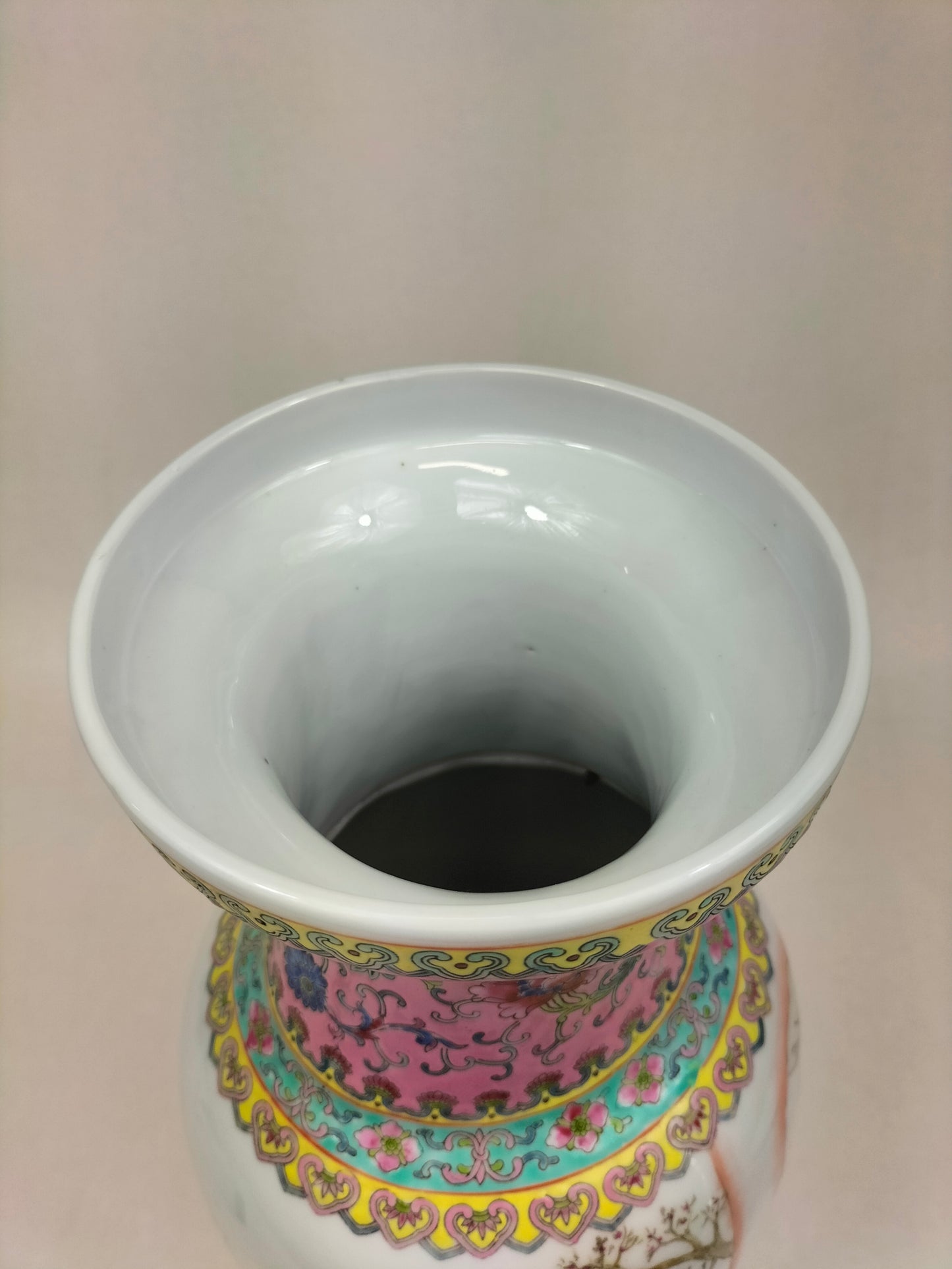 Vaso da família rosa chinesa decorado com cena de jardim // marca Qianlong - século XX