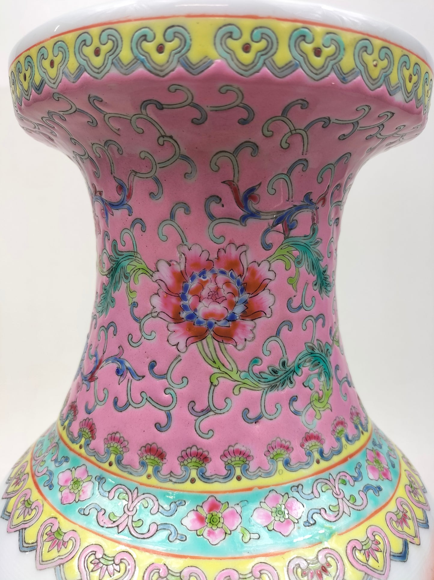 Vase chinois famille rose à décor d'une scène de jardin // Marque Qianlong - XXème siècle