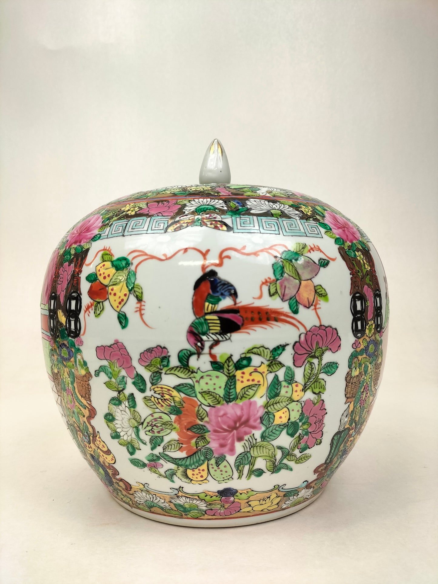 Chinese canton rose medallion ginger jar decorated with court scenes // 20th century