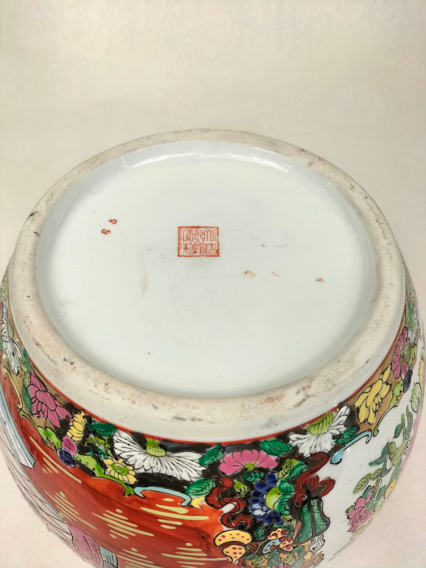 Chinese canton rose medallion ginger jar decorated with court scenes // 20th century