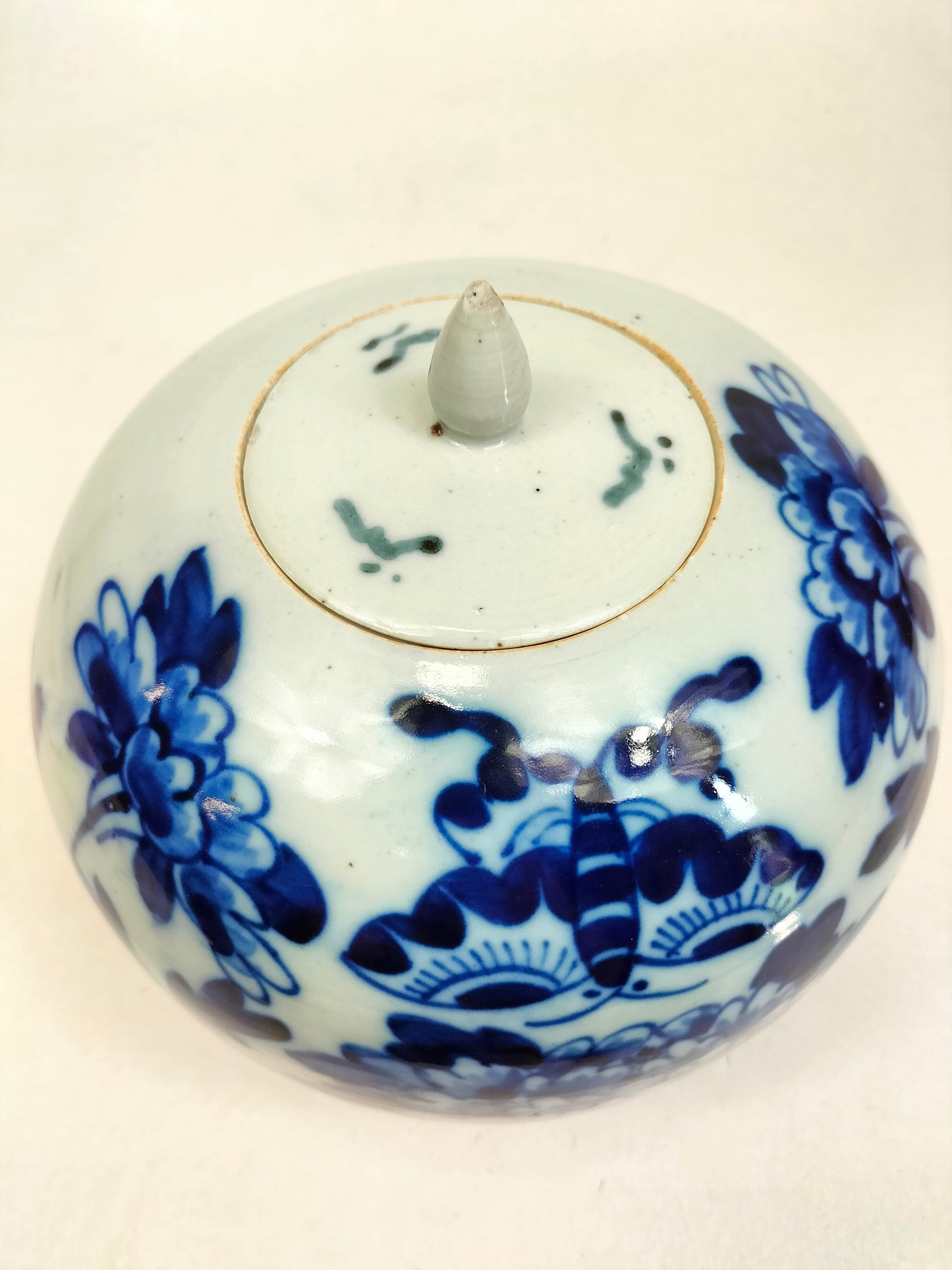 Pot à gingembre chinois ancien en céladon à décor de fleurs et papillon // Dynastie Qing - 19ème siècle