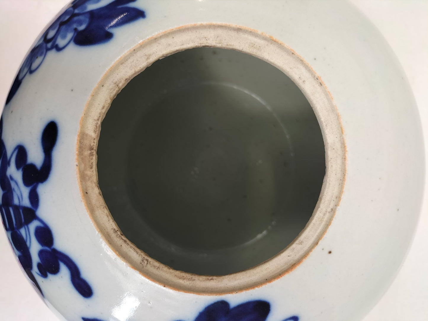 Pot à gingembre chinois ancien en céladon à décor de fleurs et papillon // Dynastie Qing - 19ème siècle