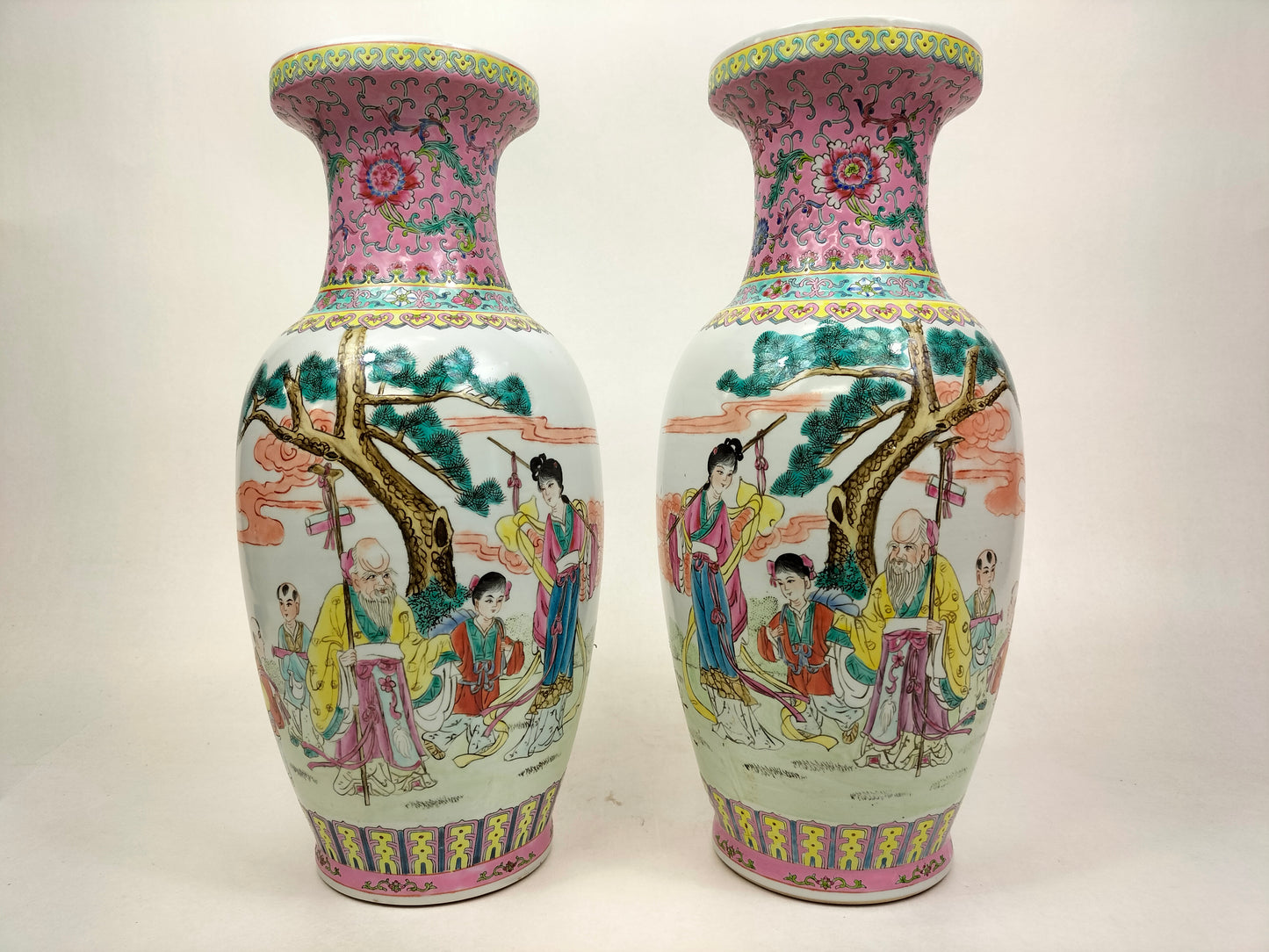 Conjunto de 2 vasos fencai chineses decorados com figuras // Jingdezhen - marca Qianlong - século XX