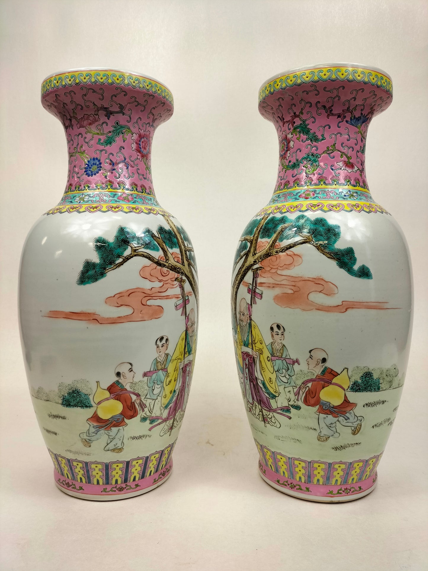 Conjunto de 2 vasos fencai chineses decorados com figuras // Jingdezhen - marca Qianlong - século XX